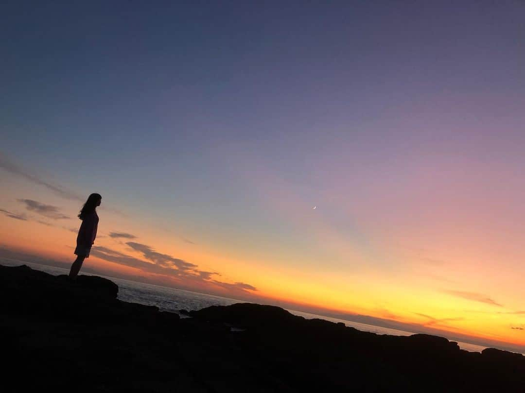 津島衣里さんのインスタグラム写真 - (津島衣里Instagram)「空がまだ暗い寒い季節の朝は青森に居たころを思い出す❄️ 朝、目が覚めて、寒い廊下の階段を降りて居間に向かうと、 居間のドアのガラスからオレンジの照明の光が見えて、ほっとする。 朝ごはんを作る音と匂いがふんわりしてきて、嬉しくなる。 居間のドアを開くとキッチンには大好きなおばあちゃんがいる☺️ お部屋はもうぽかぽかあったかくて、 おばあちゃんが朝ごはんをつくる音を聞きながら、 窓の外の庭の雪を見たり、ストーブの前であったまったり。 あの朝ごはんができるまでのボーっとしてた時間って すごく好きな時間だったなぁ 、、、 私にとってはおばあちゃんがストーブだった👵🏻🔥 #おばあちゃん #人のあたたかさ #オレンジ #青森 #東北 #城ヶ島  #てんきよしこちゃん #空 #海 #音 #朝日 #夕日 #sky #sea #gm」11月13日 6時47分 - eritsushima_official