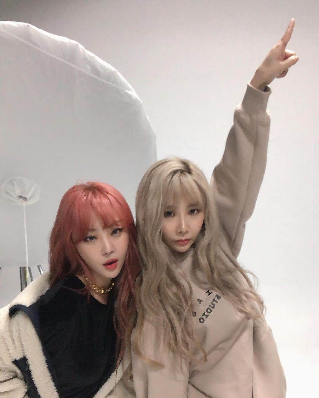 ジェアのインスタグラム：「이융이융 언냐랑 뭘했을까나 !! 🤣 이번 활동내내 ~~ 배고플때, 뭔가 뜻대로 되지않을때 인중이 자꾸 이융이융거려서 너무 웃겨서 왜케 이융이융 되냐고 했더니 본인도 빵터짐 🤣 그래도 예전보다 한숨이 줄고 이융이융만 거려서 웃기고 좋아 🖤」