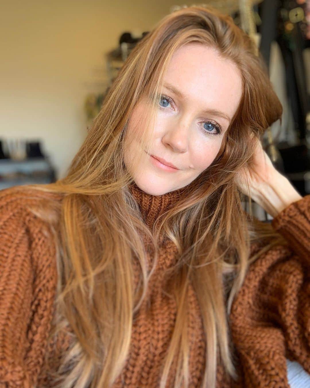 ダービー・スタンチフィールドのインスタグラム：「all hail TURTLENECK season!!! 🐢😆」
