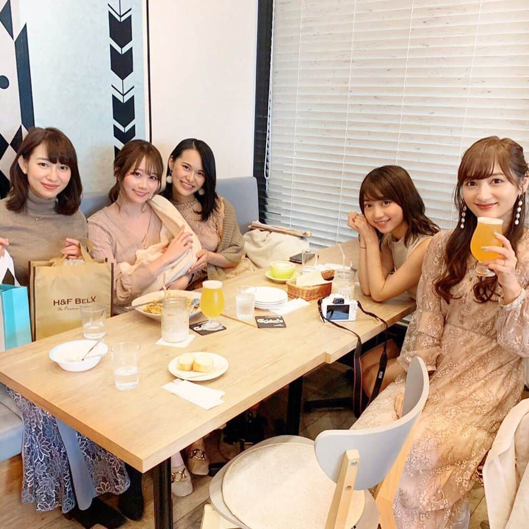 下田奈奈さんのインスタグラム写真 - (下田奈奈Instagram)「*﻿ 先月せぇぷぅ(@senapuu )の赤ちゃんに﻿ みんなで会いに行ってきました🤱❤️﻿ ﻿ ﻿ 私たちがマシンガントークしてる間ずーっと﻿ 天使のようにいい子にすやすや眠ってた😴💕﻿癒し‥ ﻿ 今度は起きてる時にまた会いに行くからね👀﻿ ﻿ せぇぷぅの出産レポが強烈過ぎて勉強にった🤣﻿ 世の中のママさんやっぱりすごいな🤣﻿本当尊敬✨﻿ せぇぷぅ本当にお疲れ様😭💓 ﻿ ﻿ 久しぶりに集まった私たちのガールズトークに﻿ 花が咲き過ぎて終始笑ってたなぁ〜🥳 ﻿ ﻿ みんなちょっと合わないうちに﻿ 面白ネタをたくさん更新しててすごい👏笑﻿ ﻿ ﻿ ﻿ 私も日々ネタ探しに励もう💪🥳💓﻿ ﻿ ﻿ #出産祝い  #出産おめでとう  #ラブベリー  #ラブベリーナ  #可愛過ぎるママ #世の中のママ尊敬  #偶然全員ベージュ #時差投稿」11月13日 1時34分 - shimodanana