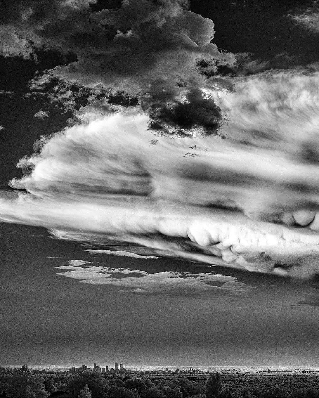 ナショナルジオグラフィックさんのインスタグラム写真 - (ナショナルジオグラフィックInstagram)「Photo by @KenGeiger | Look in the lower left corner of the first image—for scale, that's downtown Denver, Colorado. This thunderstorm was so massive I had to stitch several frames together to make this panorama. Colorado summer evening thunderstorms are one of the best free entertainments nature has to offer. #getoutside #infrared #blackandwhitephotography #thunderstorm  To explore more images of the world follow @KenGeiger」11月13日 1時40分 - natgeo
