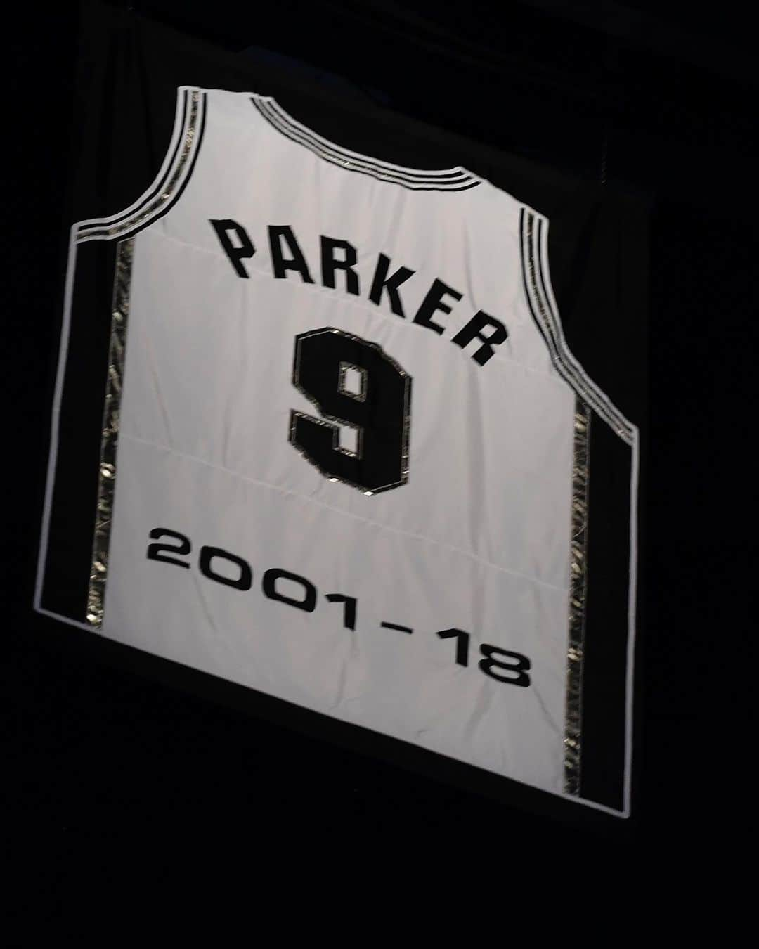 NBAさんのインスタグラム写真 - (NBAInstagram)「#MerciTony ...the @spurs celebrate @_tonyparker09’s incredible career and raise #9 to the rafters in San Antonio!」11月13日 1時42分 - nba