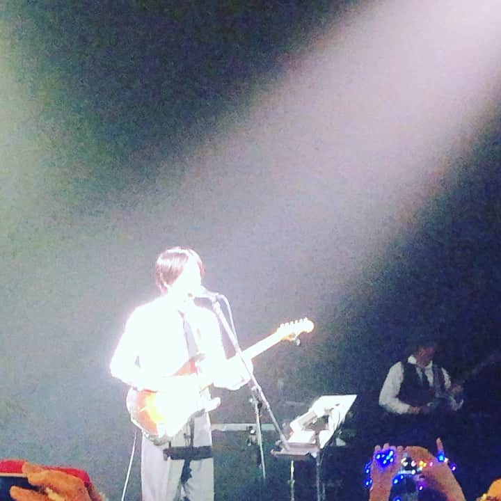 のインスタグラム：「🎶 #小沢健二 #ozkn  やっぱり王子だった！  アンコール終わって、 暗転してすぐに 「一緒に帰ろ」って言ったの聞いたら、 泣けた。 涙止まらーん😭😭😭 #live」