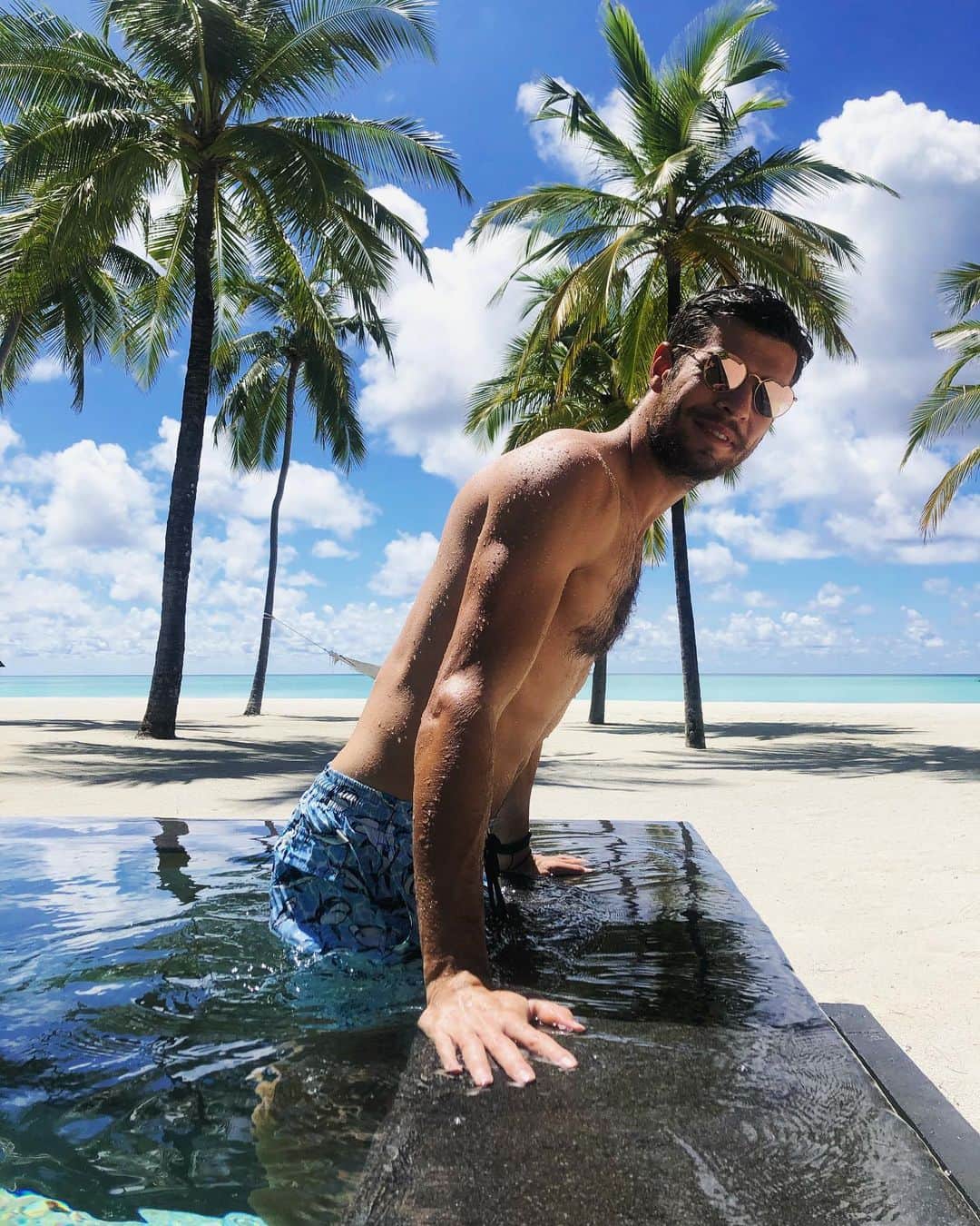 カレン・ハチャノフのインスタグラム：「Enjoying last hours of sun in this paradise!🌴☀️ P.S. @djokernole do you have something to say about this one?😜 #Notphotoshop // Наслаждаюсь последними часами солнца в этом райском месте!🌴☀️ @ooreethirah」