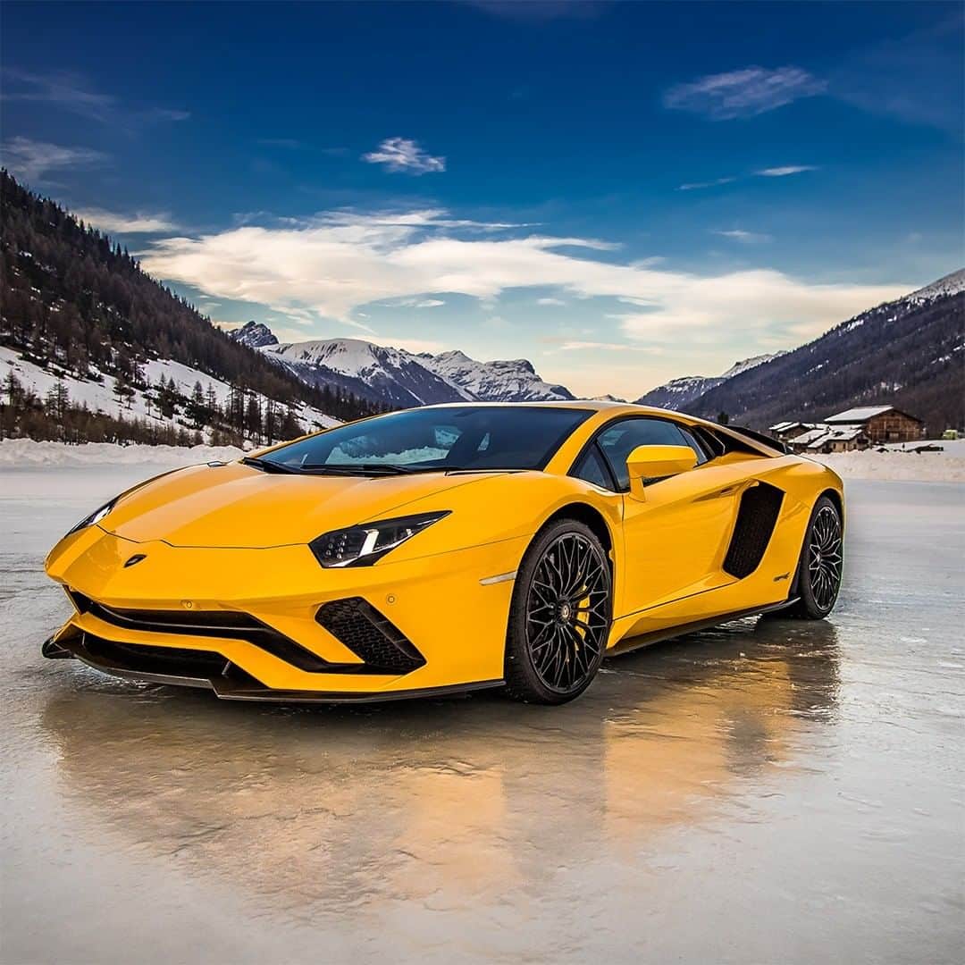 ランボルギーニさんのインスタグラム写真 - (ランボルギーニInstagram)「The light of winter shivers through the beauty of the Aventador S.  #Lamborghini #AventadorS #LightsOnLamborghini」11月13日 2時05分 - lamborghini