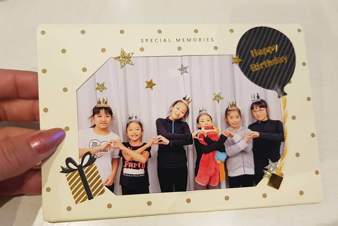 平井絵巳のインスタグラム：「My cute students gave me birthday cards and message❣️Think you😊💕 誕生日カードありがとう💕みんなの写真入りメッセージ嬉しかったよぉー❣️ 限られた期間でのレッスンでも、次のレッスンまでに出来るように頑張るっ！と目標を掲げて練習してくれている姿に、私も元気と頑張りをもらってます💪☺️」