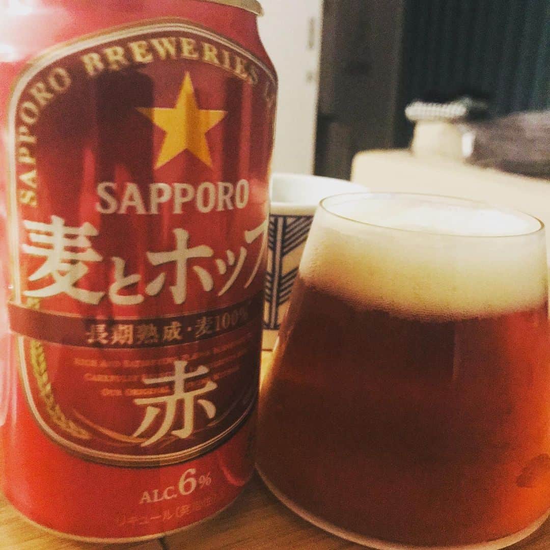 堀井亮佑のインスタグラム：「麦とポップ赤。変に香ばしさアピールもしてなくてとても美味しい。あり！#beer #堀井ビールログ」