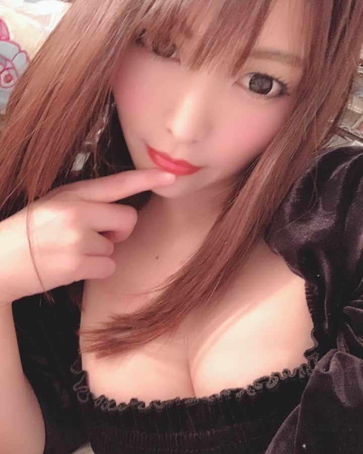 新村あかりのインスタグラム：「Instagramのアプリから投稿できなくなりました…早く改善されて欲しいです。 インターネットで調べて色々対策はしてみたのですがダメでした。。 最後に。。@17kg_official さんの可愛いお洋服見てください❤︎ パイオツがーーーー！！！ 早くアプリ直りますように。。」