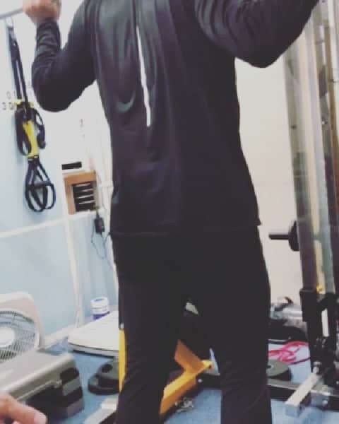 のインスタグラム：「ふ～😱今日も苦手なものから、得意なんだけど合わせ技で追い込まれながら、息がたくさん上がりまくりで、加圧で腕パンパンになったりと、大変(笑) なりたい自分は、どこまでも逃げていく。だからこそ、自分から諦めずにたくさん動いて掴みに行かないと。自分を何かのせいで誤魔化すのは、自分の進化を疑うことにリンクする。何かを諦めることより、１つでも多く信じて磨きたい。 #コソ練#進化論#jfiveまだまだいくよ#鬼とれ」