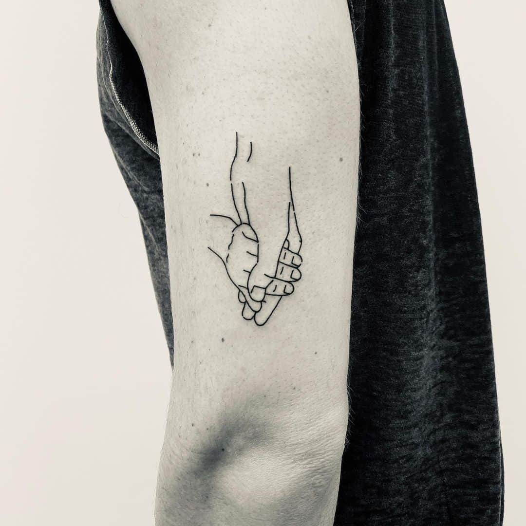 マシュー・カマのインスタグラム：「Luca (7) and Banks (1) holding hands just after her 1st birthday. Thank you @curtmontgomerytattoos for engraving my kids.」