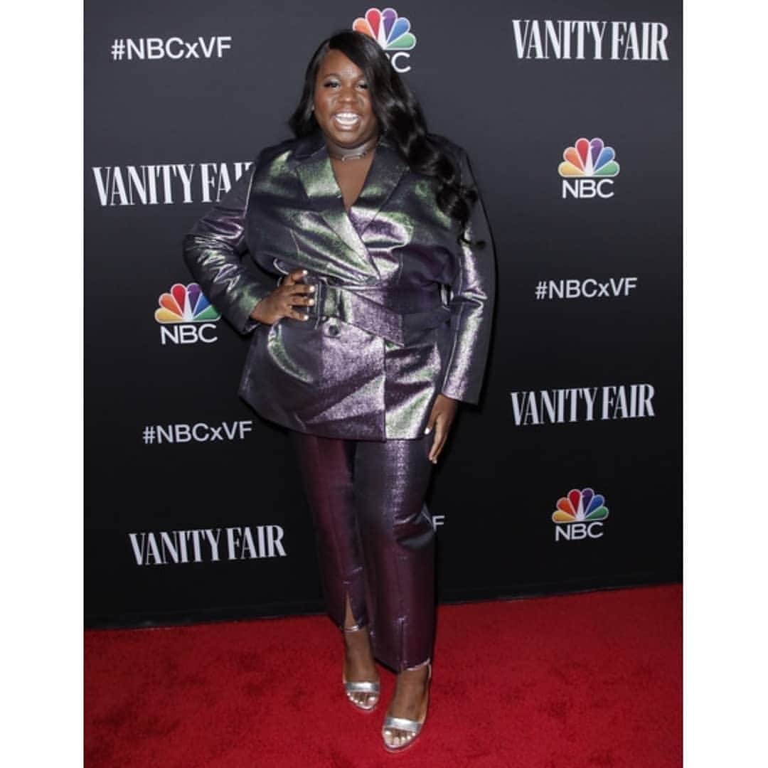 アレックス・ニューウェルのインスタグラム：「Out in these streets!! Hair @alexander_armand  Makeup @bethanygmakeup  Styled @hhcostumes and me Hahahah  #zoeysplaylist #vanityfair #nbc #yallhoescouldnever」