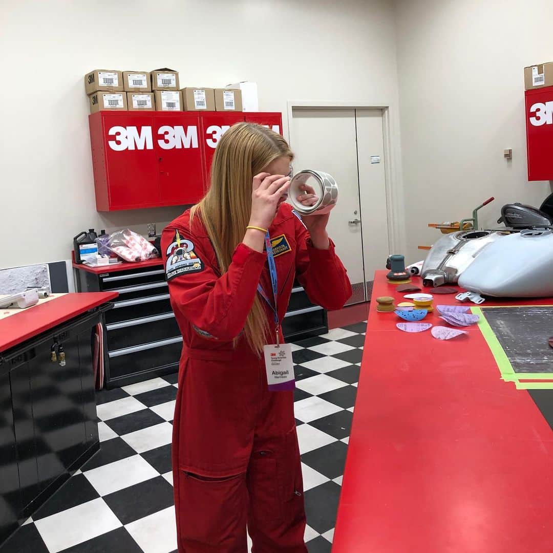 3M（スリーエム）さんのインスタグラム写真 - (3M（スリーエム）Instagram)「@astronautabbyofficial takes a behind-the-scenes tour at 3M labs, including the #robotics lab, to learn more about 3M Science. #STEM #STEAM」11月13日 3時19分 - 3m
