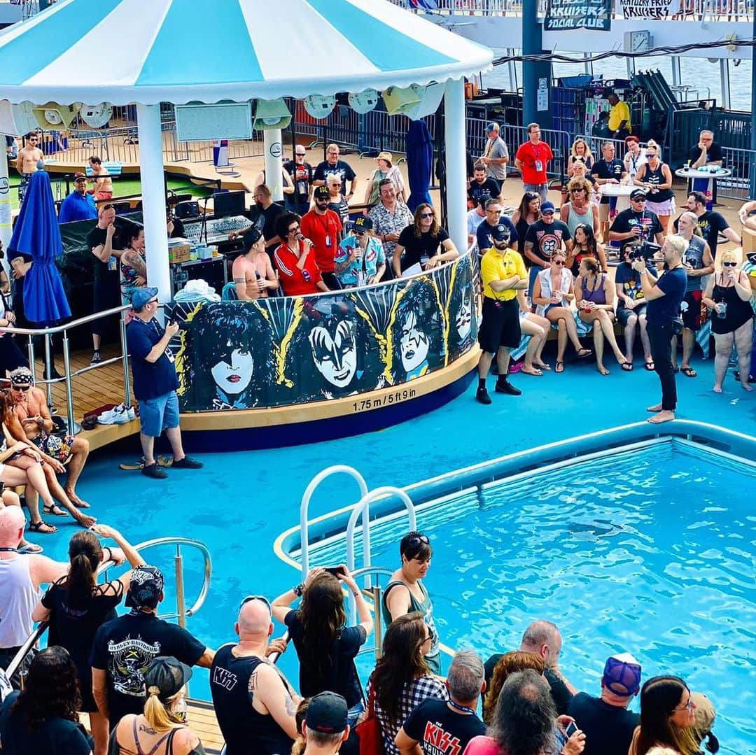 ルーファス・テイラーさんのインスタグラム写真 - (ルーファス・テイラーInstagram)「Kicking off the bellyflop competition for team GB on the @kisskruiseofficial last week 🦅🐋🌊 #thedarkness #kiss #belly #flop #sports」11月13日 3時22分 - rufusttaylor