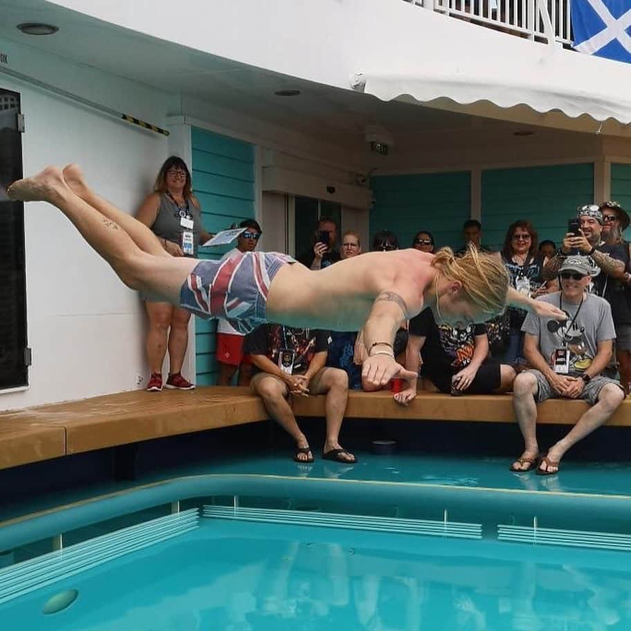 ルーファス・テイラーさんのインスタグラム写真 - (ルーファス・テイラーInstagram)「Kicking off the bellyflop competition for team GB on the @kisskruiseofficial last week 🦅🐋🌊 #thedarkness #kiss #belly #flop #sports」11月13日 3時22分 - rufusttaylor