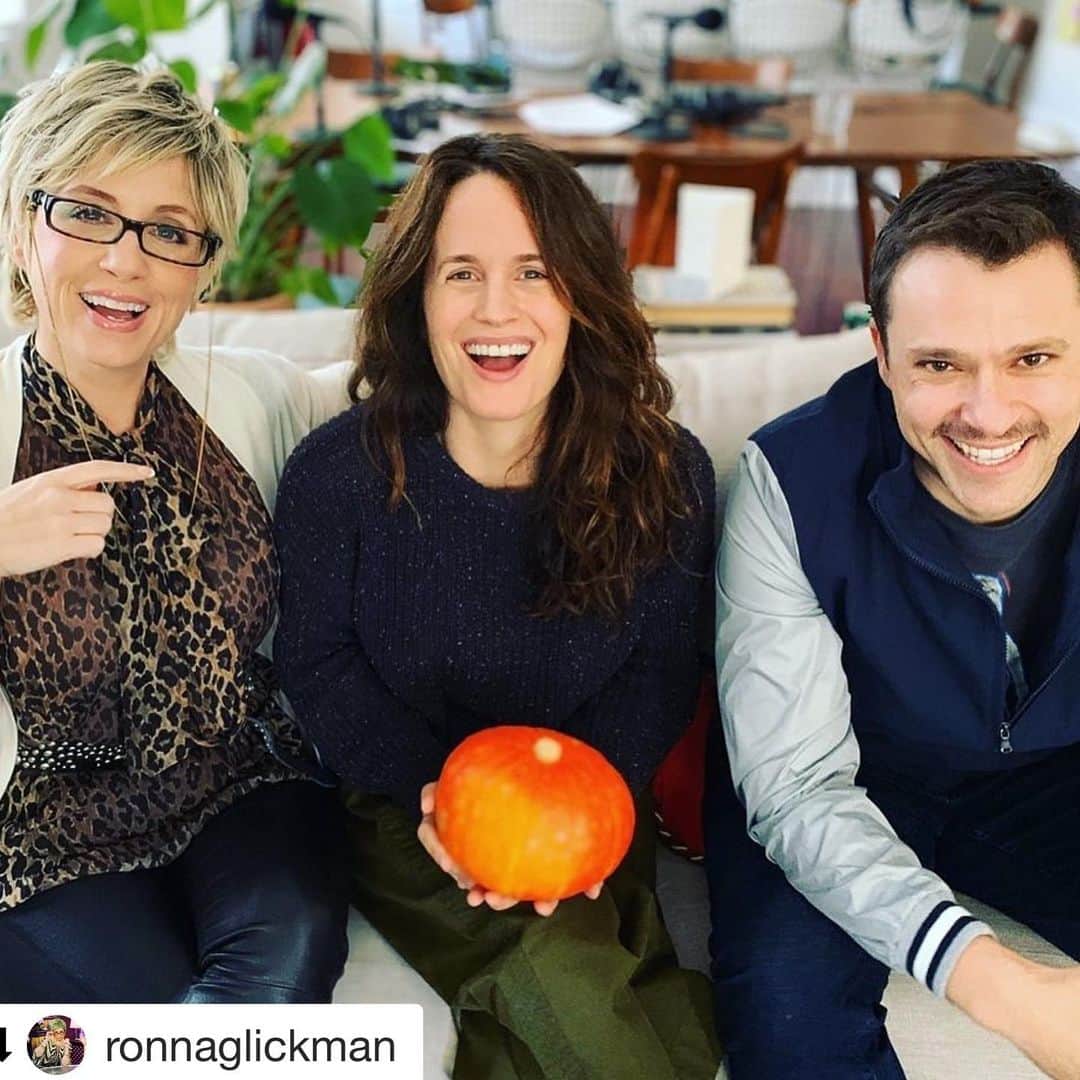エリザベス・リーサーのインスタグラム：「Thanks for having me on Chaff (ahem Ronna) and Bryan. Love this pod. 🥰 #askronnapodcast  RG @ronnaglickman ・・・ @askronna Episode 3 is now up with fabulous Juilliard-trained @elizabethreaser ! Not to be missed! Thank you for coming to Marblehead, Dear. You’re a delight. And don’t forget to rate, subscribe & review. 💋💋 #Repost @askronna ・・・ Ep 3 is up now! Cute-as-a-pumpkin @elizabethreaser is with us. The star of @handmaidsonhulu @thegoodwife_cbs and @twilight (of course) helps us navigate uninviting a couple from a potluck, moving across the country...or not...and getting your groove back. Listen now. Wherever you get your podcasts. #askronna #twilight」