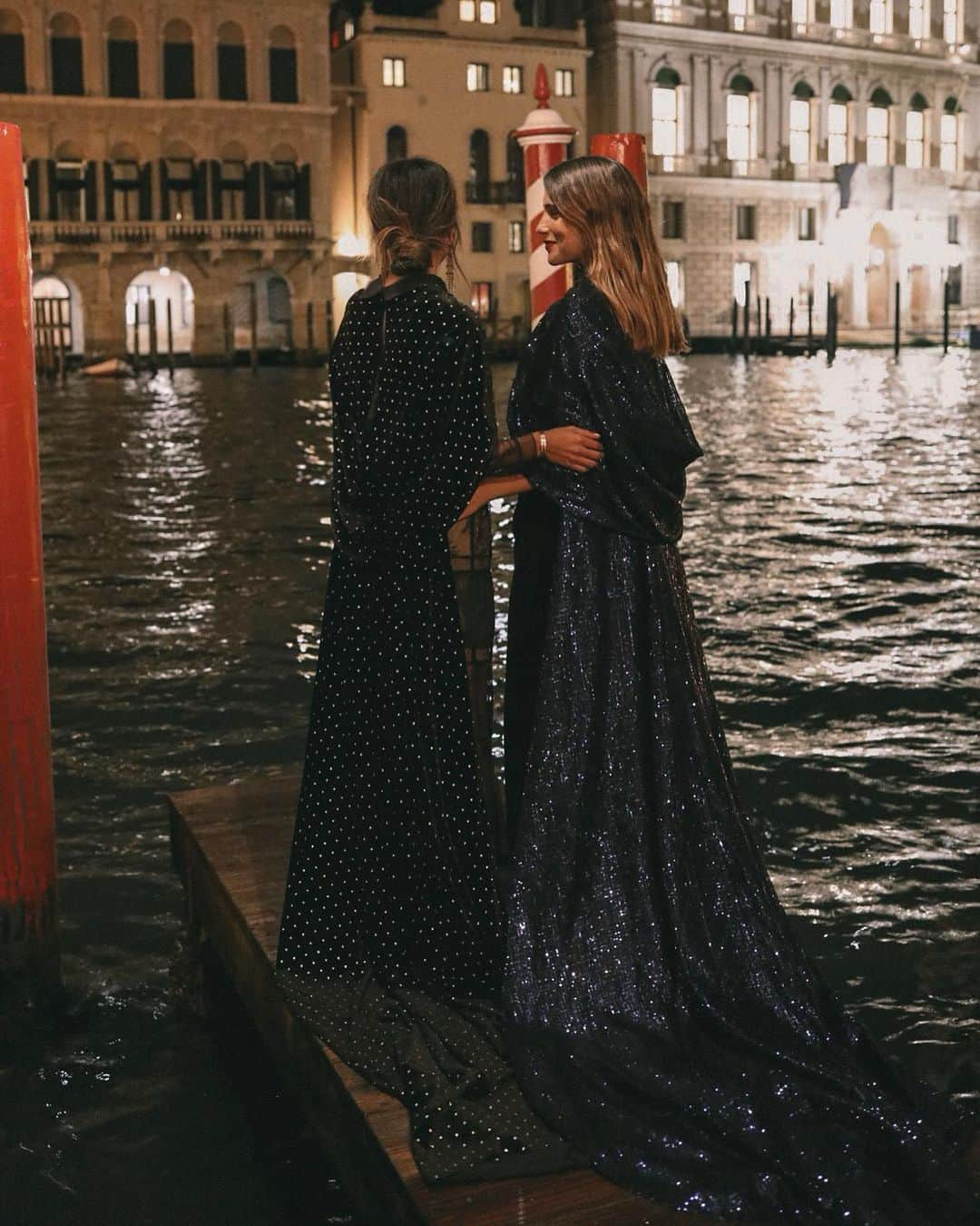 ジュリー・サリニャーナさんのインスタグラム写真 - (ジュリー・サリニャーナInstagram)「Last night in Venezia wearing these beautiful @mrselfportrait capes made especially for this night! Here with my sweetheart Belencita @belenhostalet✨ Thank you Han & Tu for this magical getaway weekend! #selfportraitaffair」11月13日 4時09分 - sincerelyjules