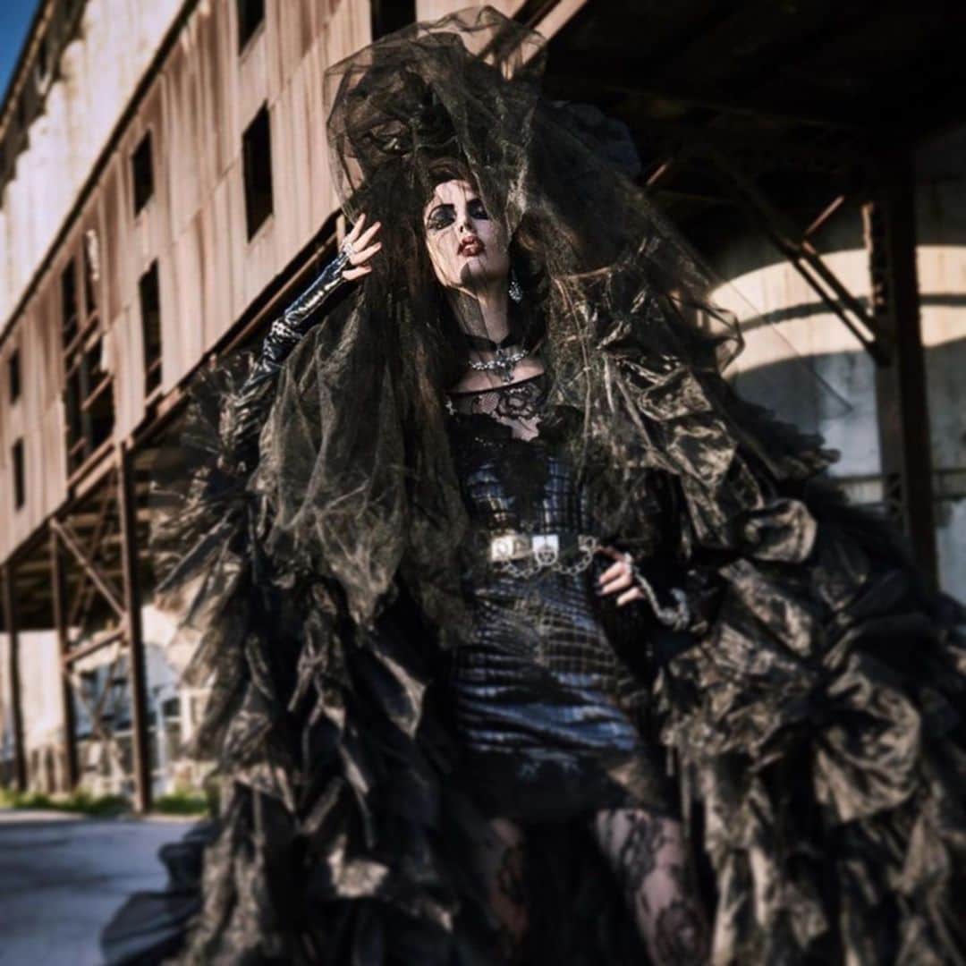 ピアーズアトキンソンさんのインスタグラム写真 - (ピアーズアトキンソンInstagram)「#noir #ultraveil #drama from #mixtemagazine #Repost @billmulleninc 🖤 ・・・ LAURIE CABOT, Official Witch of Salem, says to wear BLACK today... GOTH QUEEN @rubyaldridge photographed by the GREAT @matthewbrookesphoto, @mixtemagazine Fall/Winter 2019/20. Stylist @billmulleninc assisted by @seandn. Hair @claudiobelizario. Makeup @marlabeltmua. Nails @bernadettenails. Casting @edskimstagram. Fashion @versace @laurenceandchico @piersatkinson c/o @theresidencyexperience @emiliocavallini @zanabayne @chromeheartsofficial @brittboltonjewelry @thegreatfrognyc @lazarosoho. Big thanks @franckbenhamou. #RubyAldridge #MatthewBrookes #BillMullen #SeanNguyen #ClaudioBelizario #MarlaBelt #BernadetteThompson #EdwardKim #Versace #LaurenceAndChico #PiersAtkinson #EmilioCavallini #ZanaBayne #ChromeHearts #BrittBolton #TheGreatFrog #LazaroSoHo #SiouxsieSioux #DraculasDaughter #DaughtersOfDarkness #DarkShadows #GothGlam」11月13日 4時01分 - piersatkinson
