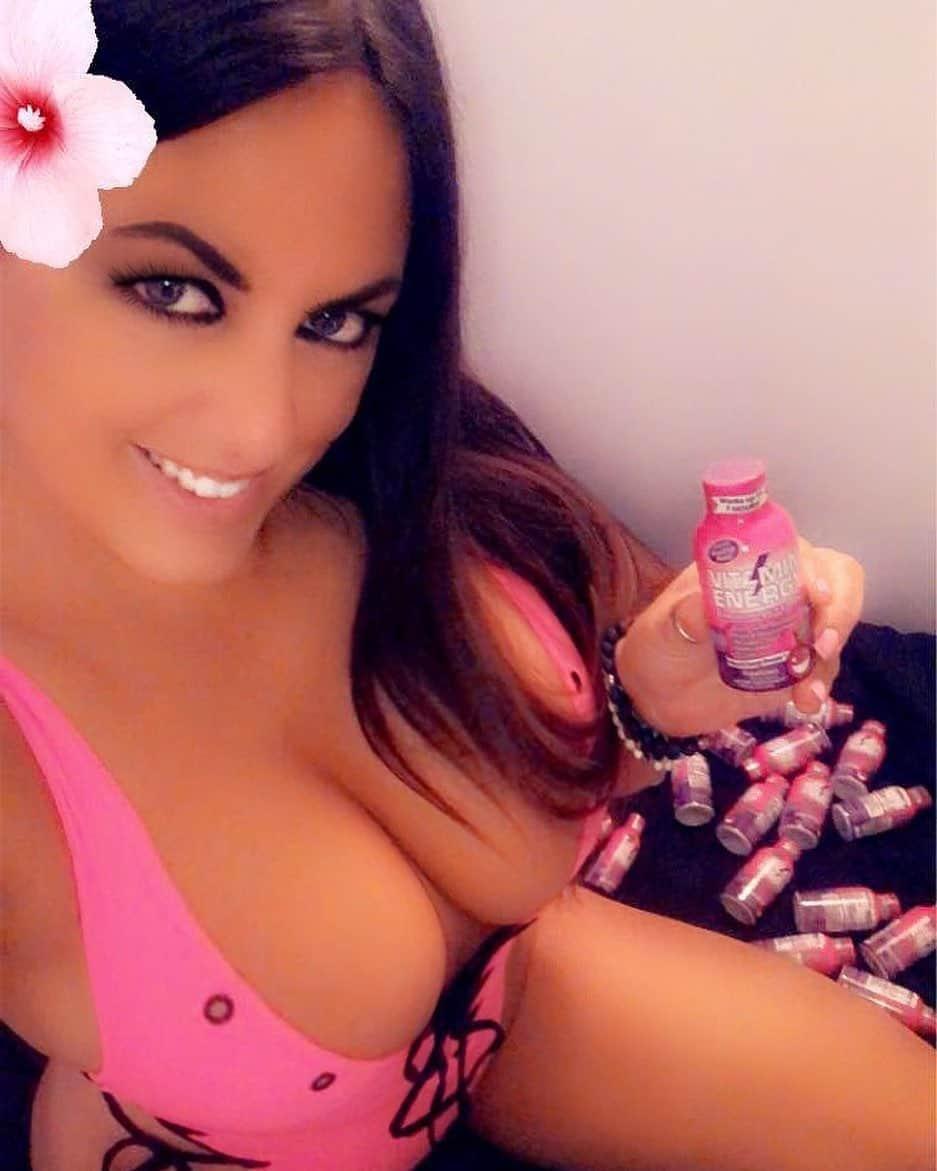 クラウディア・ロマーニさんのインスタグラム写真 - (クラウディア・ロマーニInstagram)「@vitaminenergy  is my secret to get some extra energy  the natural way!!! Today I have chosen the mood and energy booster .. as the well needed pick me up!!!! Go check @vitaminenergy  out.. ❤️💪😊😻」11月13日 4時10分 - claudia_romani