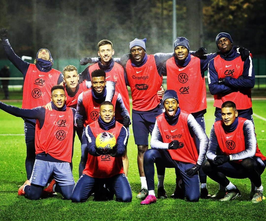 サッカー フランス代表チームさんのインスタグラム写真 - (サッカー フランス代表チームInstagram)「Les vainqueurs du soir 💪 #FiersdetreBleus」11月13日 4時22分 - equipedefrance