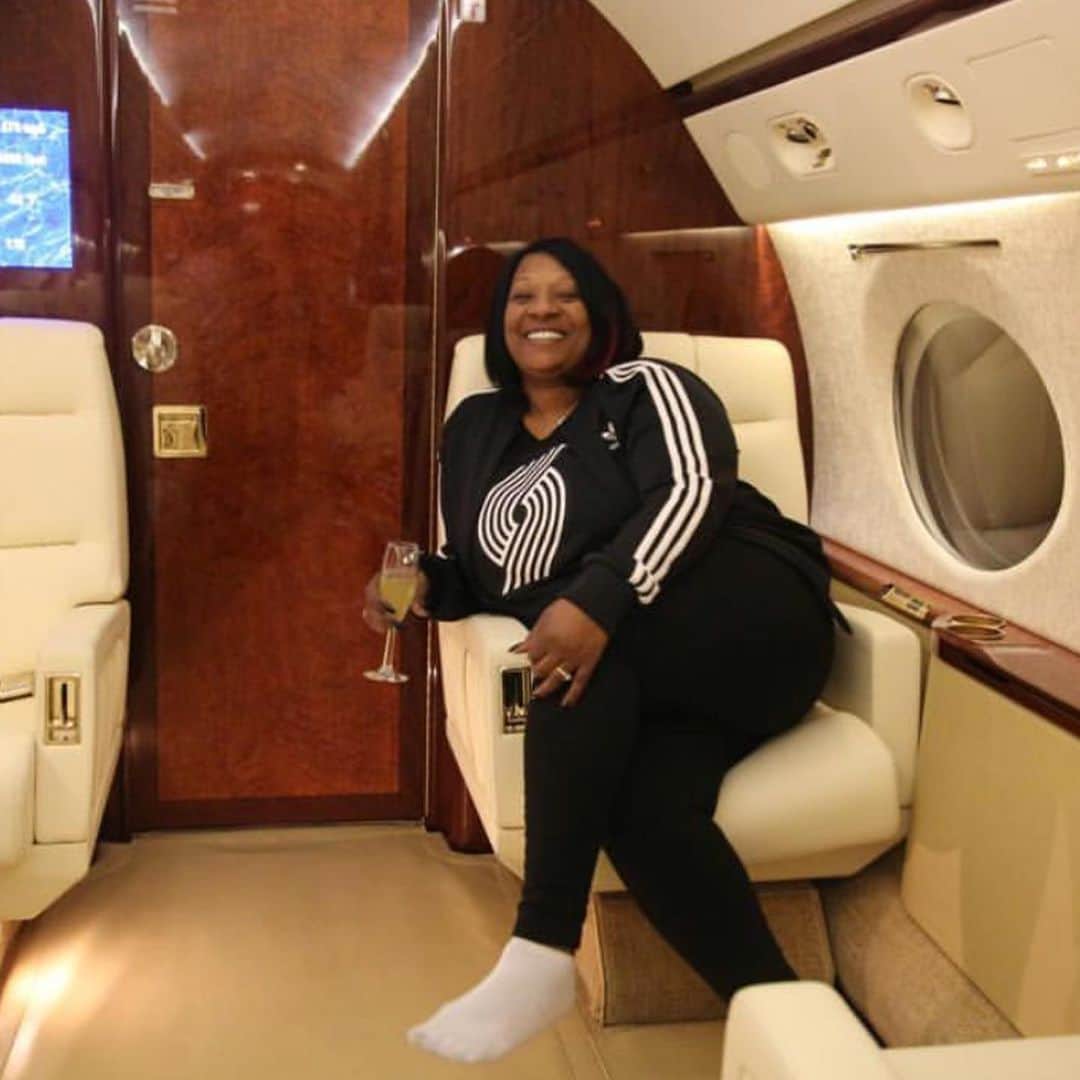 デイミアン・リラードのインスタグラム：「“Ima get on this TV mama... ima ima put shit dooooown. Aye.. ayyyye”  Happy bday to the best to ever do it @sugagee ... love you more than life itself !! Yall go wish my mom the happiest of birthdays... @sugagee @sugagee」