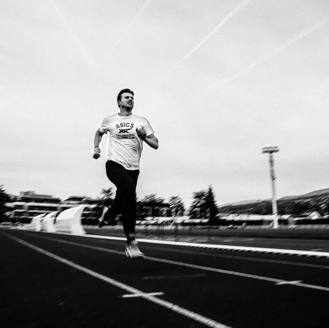 クリストフ・ルメートルのインスタグラム：「Ça y est, la reprise de l’entraînement a sonné. J’ai commencé la préparation depuis hier soir afin d’être prêt pour les JO de Tokyo et les championnats d’Europe de @paris2020athle. Le chemin sera long mais avec vous pour le soutenir, je sais que je pourrai réussir. (Photo non contractuelle. Je me les caille déjà et je m’entraîne avec une grosse doudoune 🥶) #asics #athletisme #sprint #jeuxolympiques #entrainement #preparation 📸 @merletantoine」