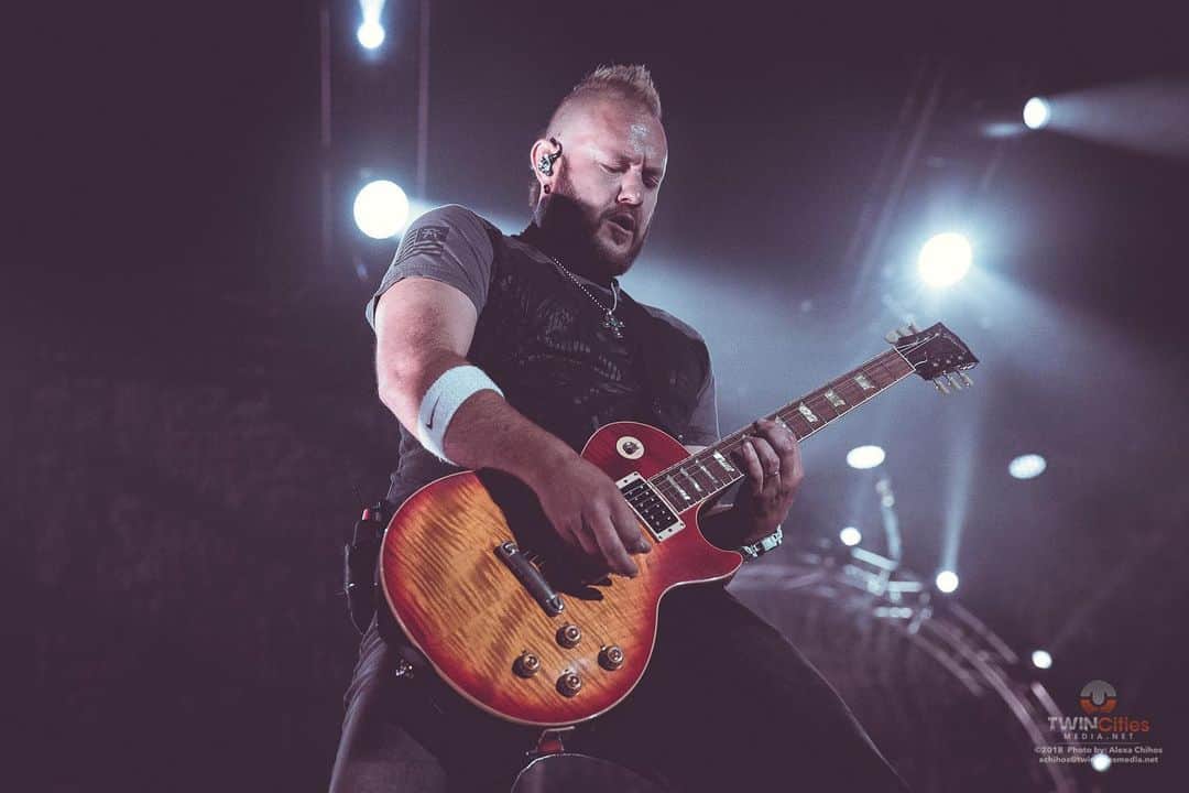 のインスタグラム：「A big Happy Birthday to our rockin' guitarist, @chet3doorsdown! Go wish him a happy birthday in the comments ⬇️」