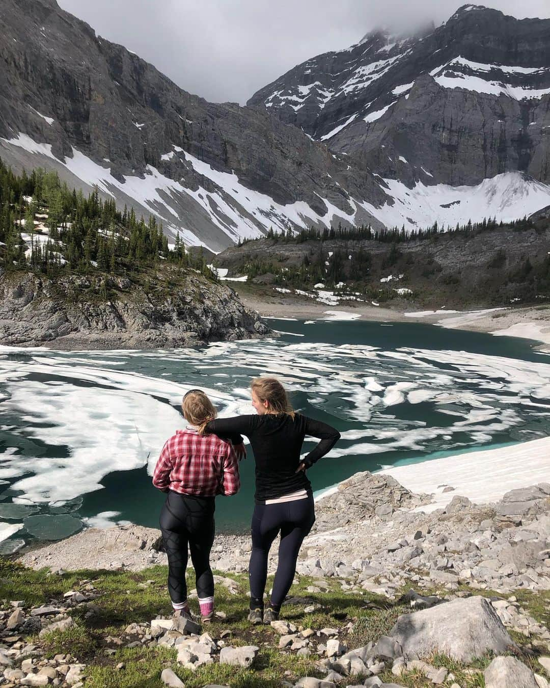 ヘイリー・ベルさんのインスタグラム写真 - (ヘイリー・ベルInstagram)「So great full to have an adventure buddy like @5sophiep 🏔 . . . . #explorealberta #galatealakes #kananaskiscountry #hike #hikealberta #canadianrockies #adventurebuddy」11月13日 4時42分 - hayleighbell