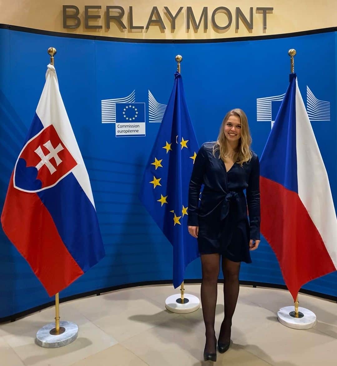 ニコル・ラジコワのインスタグラム：「🇸🇰🇪🇺🇨🇿」