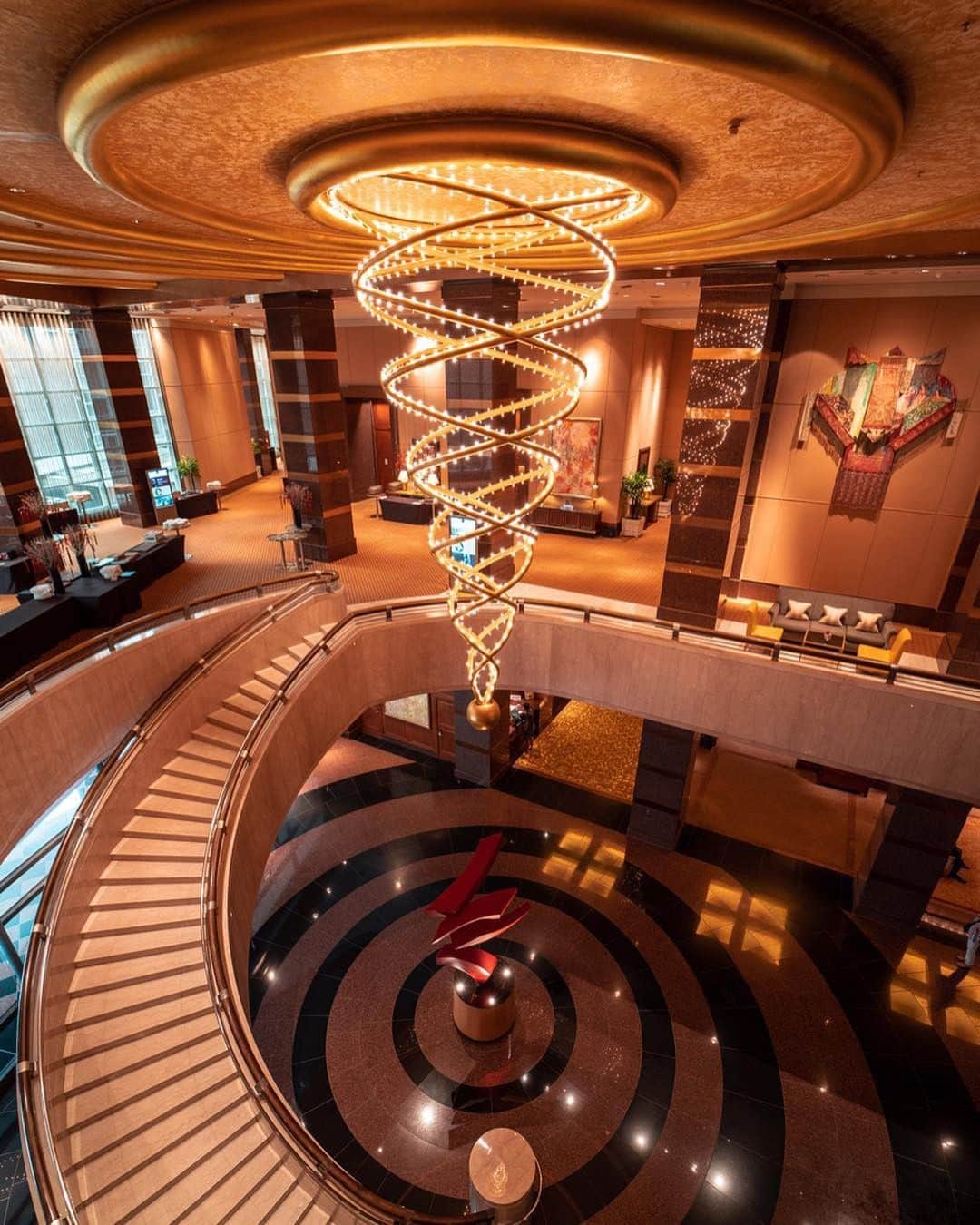 Conrad Hotelsのインスタグラム：「@conradsingapore makes a stunning backdrop to your grand entrance. #StayInspired」
