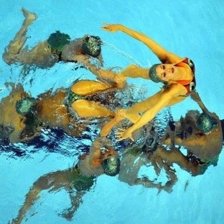 アンドレア・フエンテスのインスタグラム：「#motivationmaraton day 7! How to build your confidence  Most of the best athletes say the mental power will define the 90% of your performance (In sport and in life). Confidence will give you the energy and trust you need to move to one direction or another. How to have more confidence? Detect your strengths. How to detect your strengths? Sometimes people don’t know what to answer when I ask them about their natural gifts. Then I ask them to think about what they like. What gives you good sensations? What calls your attention when you hear about it? We have a connection between our interests and our strengths. Once you recognize your talents it’s time to develop and make them stronger. This is a way to gain confidence, when we use the qualities nature gave to us. I always say every one is unique and has its own “highlights”,but some people couldn’t listen to themselves when they were younger and became a copy of others. It’s never late to FIND YOUR TRUTH. The more time you were under pressure to be somebody else, the more difficult it will be, but also more powerful and beautiful can become the change to the self empowerment!  You don’t have to win to be a winner.  One could also argue that “Who you become is equally important to where you finish in the long run” (Bassham)  I strongly recommend to have the goal to do YOUR BEST PERFORMANCE versus think about a result. The result has too many external factors that are very difficult to control. But the only thing that NOBODY, absolutely NOBODY, can take away from you is HOW you perform. And it’s a big responsibility, because in this goal there is no place for excuses, there are no judges, no draws, no attitudes from the coaches or teammates. During performance, ONLY YOU have the control and the right to say “I didn’t left anything on the table”. Winning and being a winner can be two different things. If you focus only in a result you can have a lot in return but if you focus on much more than this, you can inspire a whole generation, become a game changer and leave a stela behind your steps.  Don’t forget to check @ermakova.anastasia83 post today!!」