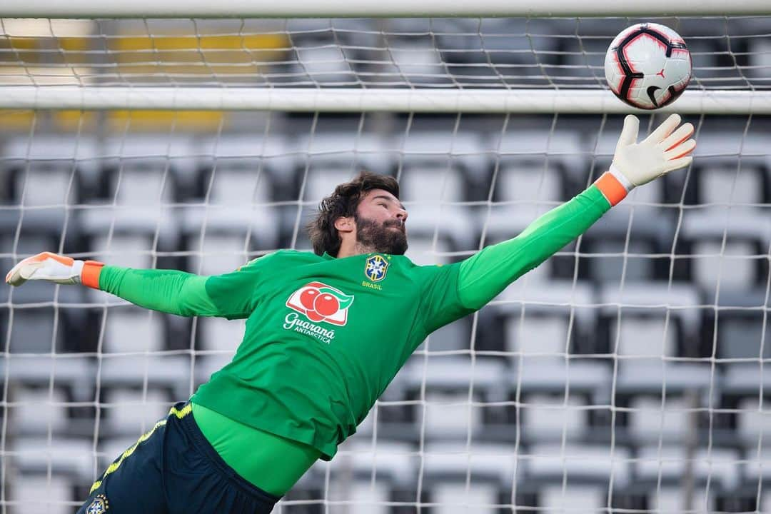 アリソン・ベッカーさんのインスタグラム写真 - (アリソン・ベッカーInstagram)「Muito feliz por estar de volta!! Very happy to be back!! #AB1 🇧🇷 🧤  @lucasfigfoto 📸」11月13日 5時05分 - alissonbecker