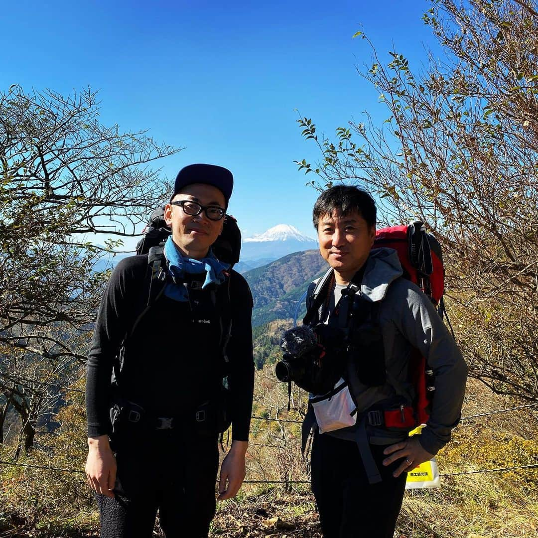 ひぐち君さんのインスタグラム写真 - (ひぐち君Instagram)「絶景でワインを撮るために、関東百名山の一つ「大山」登頂🍷 1年に1回あるかどうかの見晴らしの中、撮影させていただきました🎥 #youtube  #樋口ワインチャンネル  #山ワイン　#絶景ワイン　#ワイン #登山 #日本ワイン　🇯🇵 #japanesewine #vinjaponais  #wine #vin #vino #winetime #winelover  #instawine #wineexpert  #mtfuji  #神奈川県　#伊勢原市 #大山　#阿夫利神社  #関東百名山」11月13日 15時58分 - higehiguchi