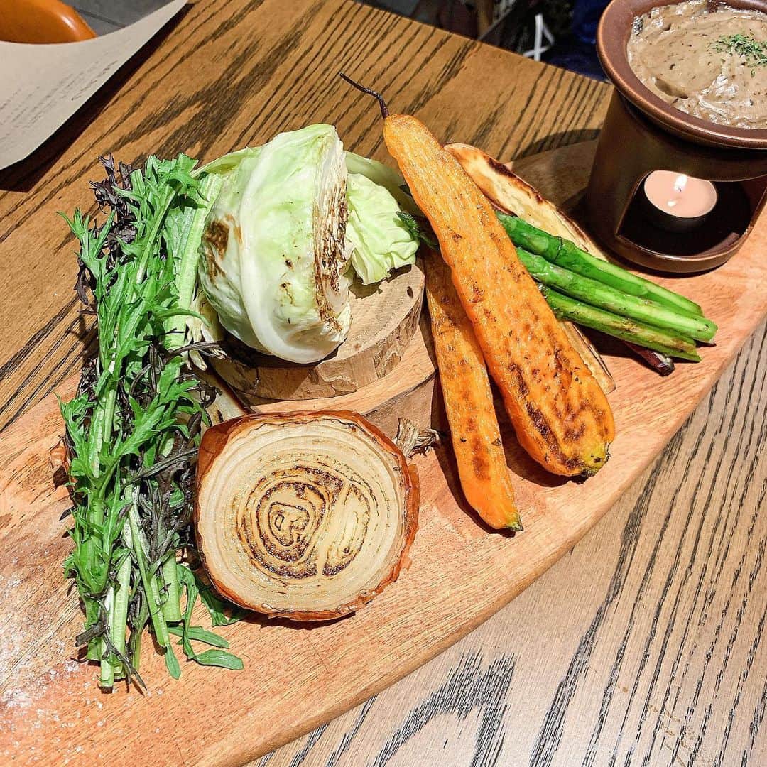 川島幸美さんのインスタグラム写真 - (川島幸美Instagram)「自家農園のオーガニック野菜が美味しくて良く食べに行く「WE ARE THE FARM」と「N's Lounge」がコラボした『VEGGIE FARM TOKYO』が代官山にオープン🍆🥕🥬 . ケールのすき焼き鍋がこれからの季節おススメ❣️コースにはバーニャカウダやルッコラのサラダもついてて、ヘルシーで安全なオーガニック野菜が身体に優しい💚 野菜の濃厚な味わいはもちろん、和牛も美味しかった。 . すき焼きだからケールのにが味が苦手な人も全く気にならずに美味しくいただけます😋 . ご飯の後は夜カフェタイム☕️ ローマンカモミールのハーブティー🌿でまったり幸せ」11月13日 16時03分 - yukimikawashima