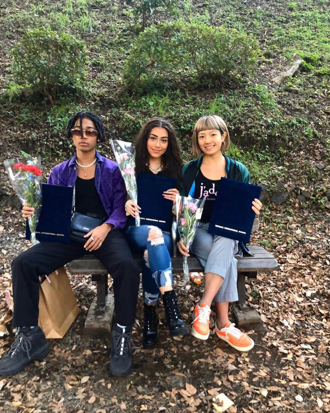 白石阿島さんのインスタグラム写真 - (白石阿島Instagram)「The Graduation Pic from last week! Happy to have graduated from high school in japan w these special people. Education has always been an integral part of my life and I don’t plan on giving it up 😊It sounds weird but I miss studying and going to class, haha.」11月13日 14時39分 - ashimashiraishi