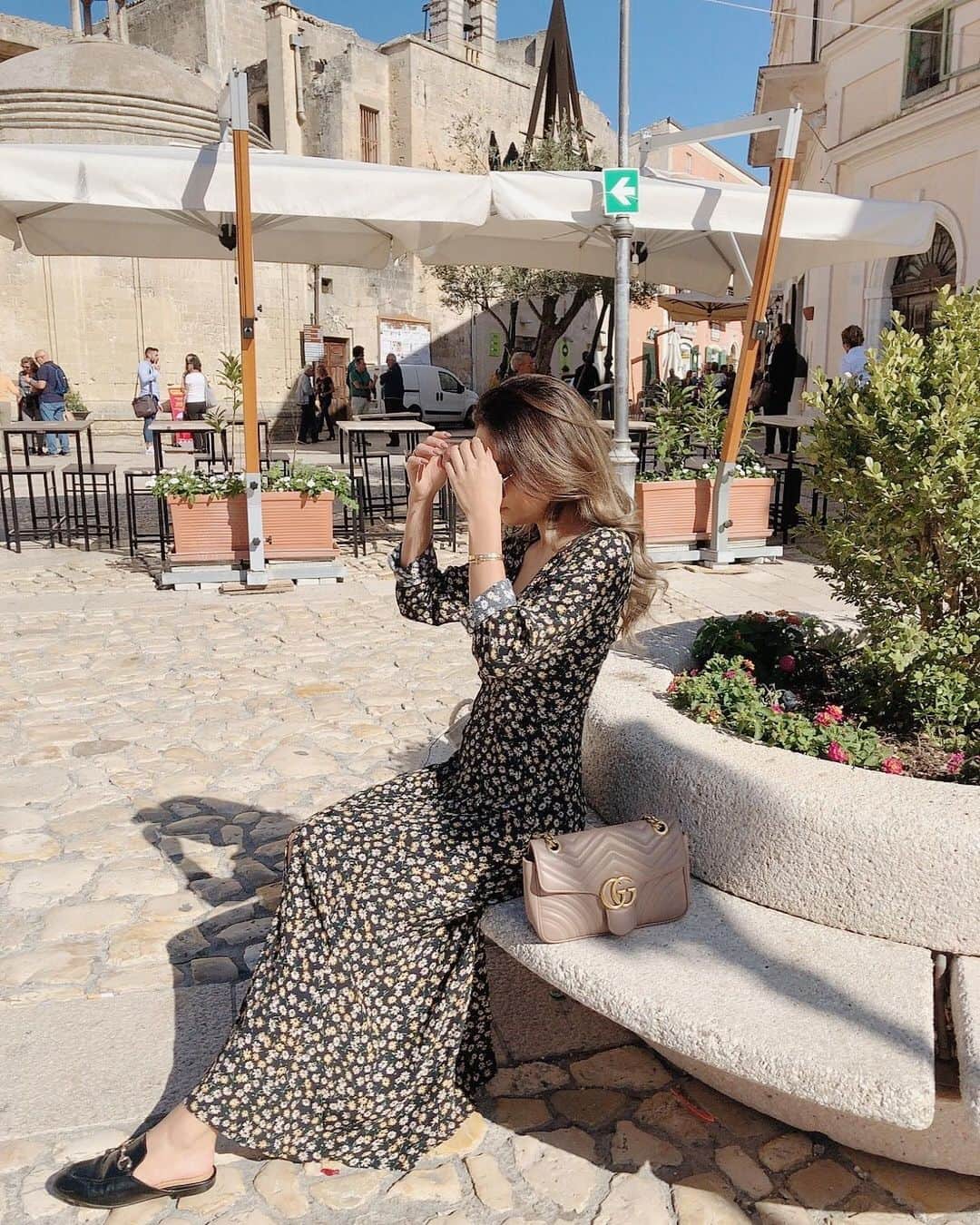 のインスタグラム：「. おっはよ☀️ 今日わりとあったかい幸せ💓 . 髪色抜けてきていい感じに明るくなってきた！ もう2回くらいブリーチして ショートカットにしてみたいけど 癖毛だから絶対むり。 . てさね今くしゃみとか、咳とか起き上がる時に 胸骨に激痛走るんだけど これはヒビ入ってんのかな？ まじ痛くて深呼吸と伸びが出来ない。 . #ヒビ入ったのか #折れてるのか #わからないけど #固定のしようがない #なにこれ #痛い #どうなってるのやら」