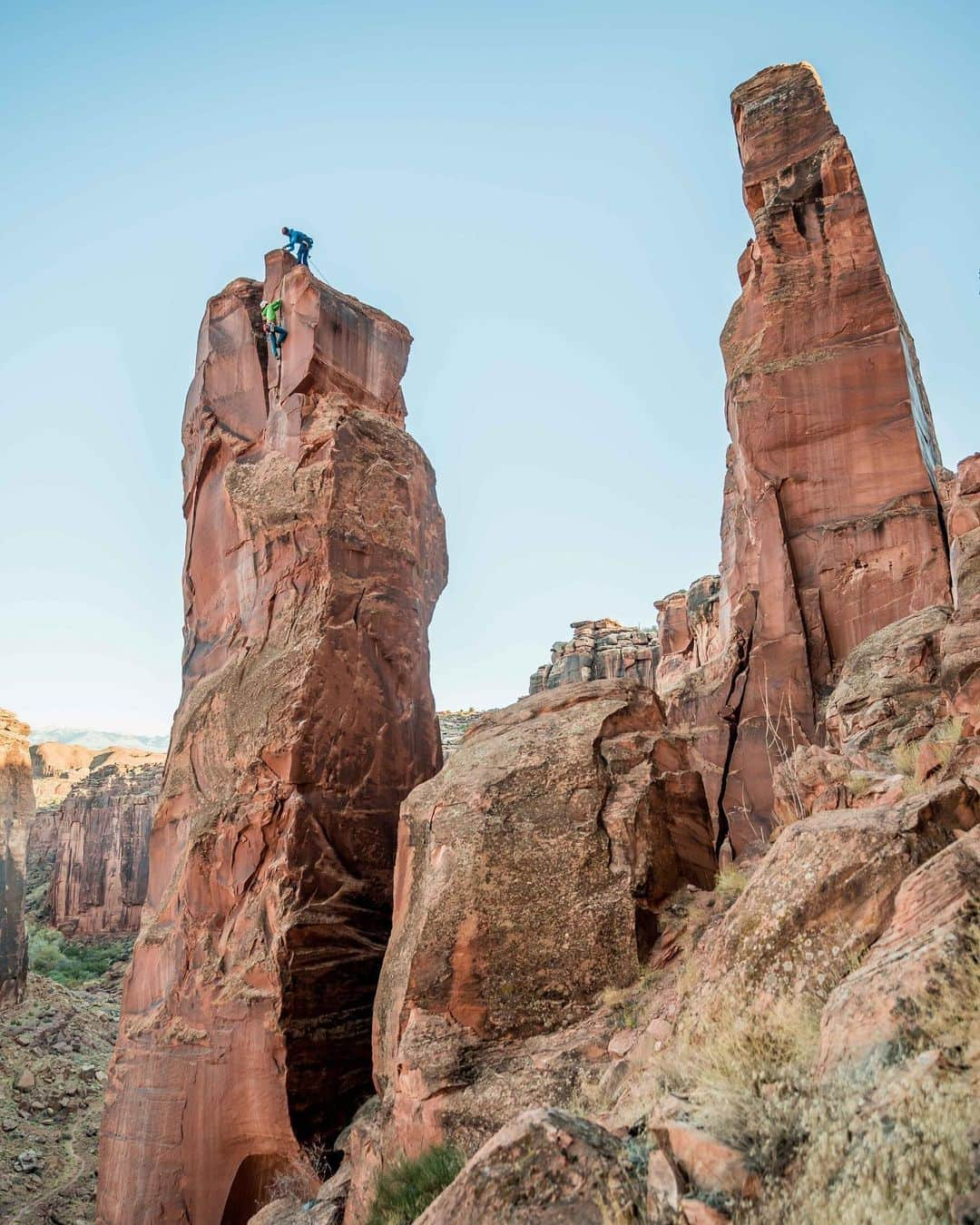 ニナ・カプレツさんのインスタグラム写真 - (ニナ・カプレツInstagram)「There couldn’t exist a better playground to regroup a large group of wild @arcteryx athletes! Climbing hard 5.12 cracks and some cool towers with force Slovenia @lindicluka in the wild desert. Thanks to the bird family for organizing this awesome athlete summit here in Moab. 📸 @johnpricephotography 👌👌👌 #birdfamily #arcteryxathletesummit #moab」11月13日 14時36分 - ninacaprez