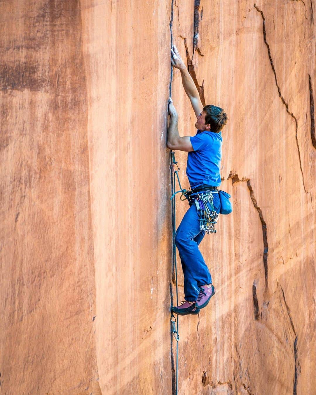 ニナ・カプレツさんのインスタグラム写真 - (ニナ・カプレツInstagram)「There couldn’t exist a better playground to regroup a large group of wild @arcteryx athletes! Climbing hard 5.12 cracks and some cool towers with force Slovenia @lindicluka in the wild desert. Thanks to the bird family for organizing this awesome athlete summit here in Moab. 📸 @johnpricephotography 👌👌👌 #birdfamily #arcteryxathletesummit #moab」11月13日 14時36分 - ninacaprez