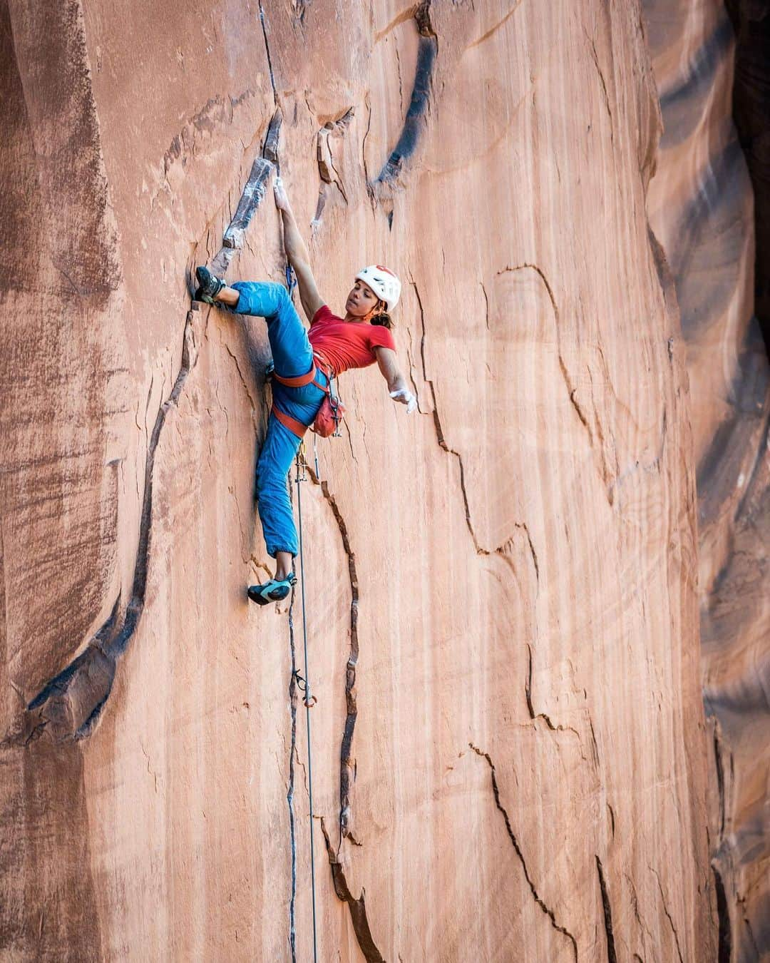 ニナ・カプレツさんのインスタグラム写真 - (ニナ・カプレツInstagram)「There couldn’t exist a better playground to regroup a large group of wild @arcteryx athletes! Climbing hard 5.12 cracks and some cool towers with force Slovenia @lindicluka in the wild desert. Thanks to the bird family for organizing this awesome athlete summit here in Moab. 📸 @johnpricephotography 👌👌👌 #birdfamily #arcteryxathletesummit #moab」11月13日 14時36分 - ninacaprez