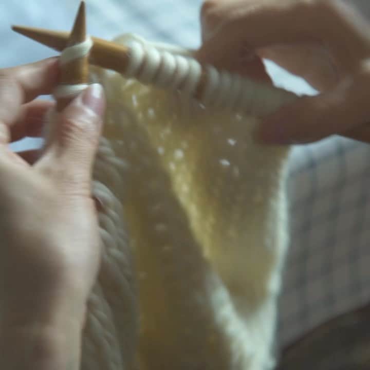 のインスタグラム：「中国の文化 手編みニット ロングカーディガン 寒さの厳しい海沿いの土地で受け継がれてきた手編みのニットです。 糸の太さや編み方を変えながら、一目ずつ手作業で編んでいきます。 ハンドメイドならではの温もりとやわらかな表情が特長です。 - ※ネットストアでのお取り扱いはございません。 ※こちらの商品は、無印良品 銀座 のみのお取り扱いとなります。 - #無印良品 #MUJI #MUJIwear #伝統 #文化 #知恵 #中国 #china #手編みニット #ニット #knit #ニットカーディガン #ロングカーディガン #カーディガン #cardigan #アウター #outer #編み物 #knitting #手編み #手仕事 #ハンドメイド #handmade」
