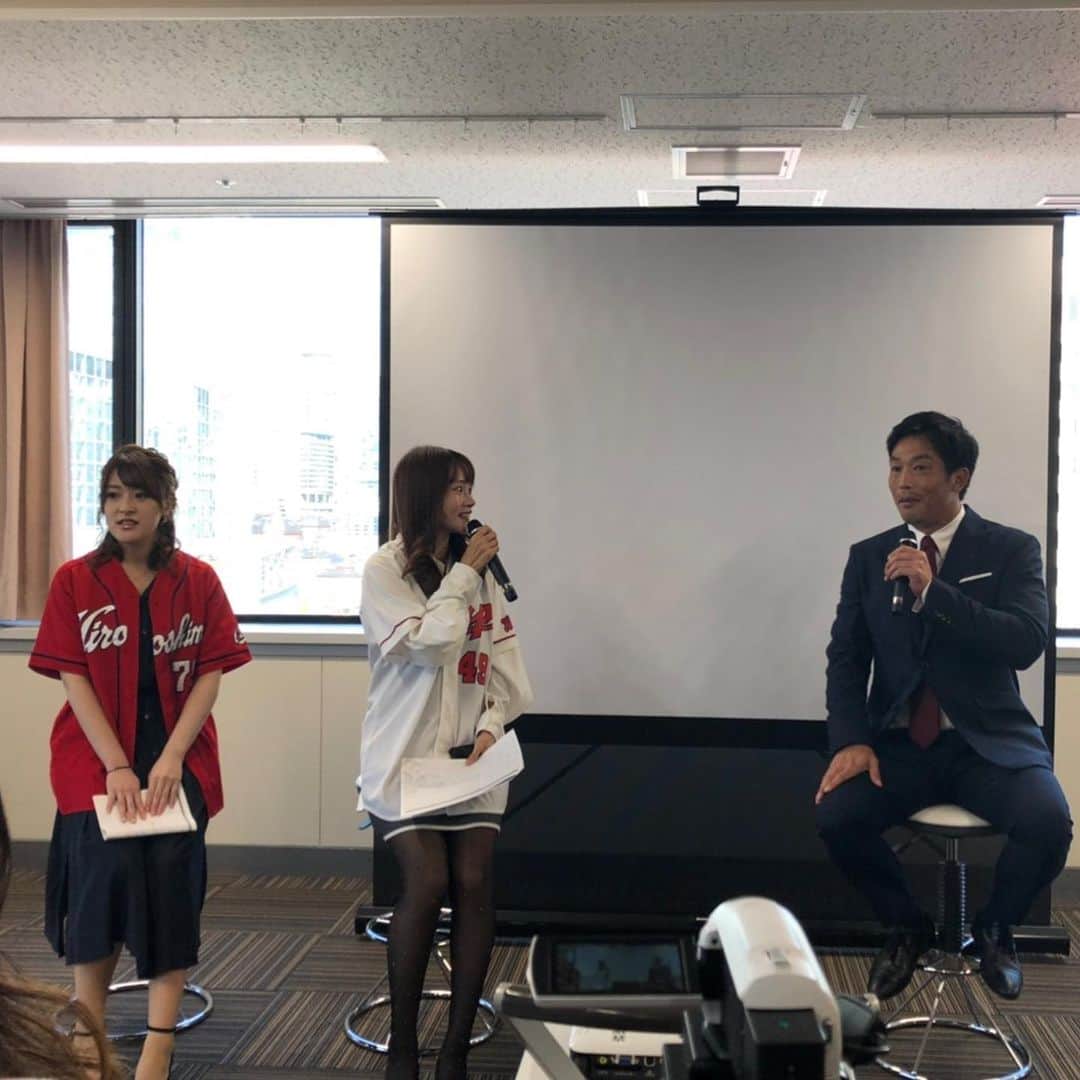 古田ちさこさんのインスタグラム写真 - (古田ちさこInstagram)「#49 *･゜ 先日、東京交通会館にて開催された "もっとひろしま U・Iターンフェア2019"内の  #カーチカチ！ プレゼンツ#天谷宗一郎 氏トークショーでMCをさせていただきました🎤 みていただいてわかる通り大盛況❗️ ヴァイオリニストの天野恵ちゃんもイベントのオープニング演奏に続きトークショーにも加わってくれました🎻 . ちょうど昨年オフ、赤坂コイスタでの天谷さんトークショーも担当させていただきお話が上手なことはわかっていたので限られた時間の中で沢山魅力が伝えられるように…色んなお話が聞けるように…と思っていたらもうあっという間すぎました🙄 天谷さんの頭の良さ、お茶目な一面、そしてイケボに皆さま酔いしれていたように思います✨(MC陣含む) ご来場いただけなかった方、トークショーの模様が観られるチャンスがあるかもしれません〜💡 カープ公式アプリカーチカチ！をチェックしていてくださいね❤️ . #RCC解説者#天谷さん#来季も楽しみです#わかりやすい解説#有難うございました🙏  #中国新聞#rcc#中国放送#カーチカチアプリ#カープ #カープファン#カープ女子#野球好き#baseballfan  #広島東洋カープ#広島カープ#hiroshimacarp#カープOB#イケボ#スーツ萌え#大人気」11月13日 14時56分 - chisakofuruta