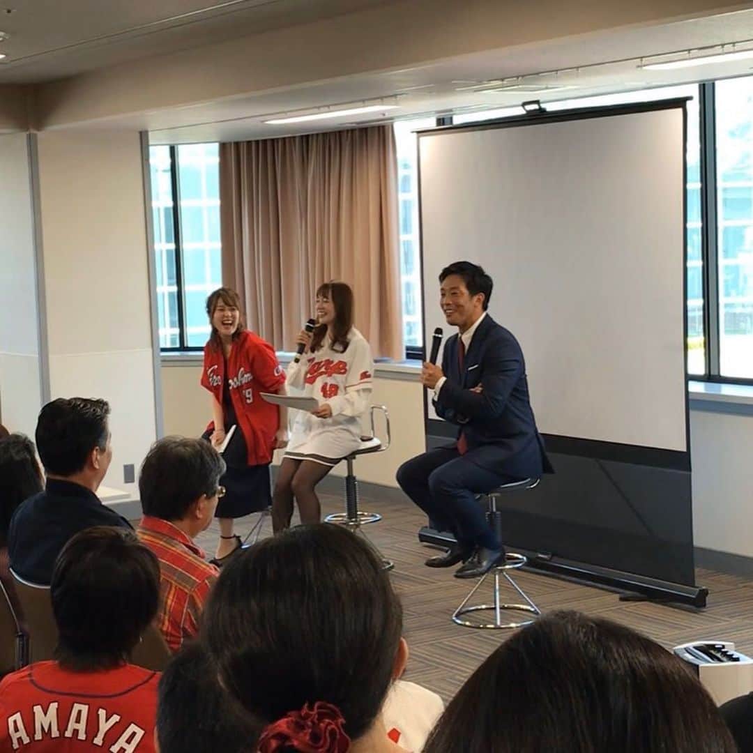 古田ちさこさんのインスタグラム写真 - (古田ちさこInstagram)「#49 *･゜ 先日、東京交通会館にて開催された "もっとひろしま U・Iターンフェア2019"内の  #カーチカチ！ プレゼンツ#天谷宗一郎 氏トークショーでMCをさせていただきました🎤 みていただいてわかる通り大盛況❗️ ヴァイオリニストの天野恵ちゃんもイベントのオープニング演奏に続きトークショーにも加わってくれました🎻 . ちょうど昨年オフ、赤坂コイスタでの天谷さんトークショーも担当させていただきお話が上手なことはわかっていたので限られた時間の中で沢山魅力が伝えられるように…色んなお話が聞けるように…と思っていたらもうあっという間すぎました🙄 天谷さんの頭の良さ、お茶目な一面、そしてイケボに皆さま酔いしれていたように思います✨(MC陣含む) ご来場いただけなかった方、トークショーの模様が観られるチャンスがあるかもしれません〜💡 カープ公式アプリカーチカチ！をチェックしていてくださいね❤️ . #RCC解説者#天谷さん#来季も楽しみです#わかりやすい解説#有難うございました🙏  #中国新聞#rcc#中国放送#カーチカチアプリ#カープ #カープファン#カープ女子#野球好き#baseballfan  #広島東洋カープ#広島カープ#hiroshimacarp#カープOB#イケボ#スーツ萌え#大人気」11月13日 14時56分 - chisakofuruta