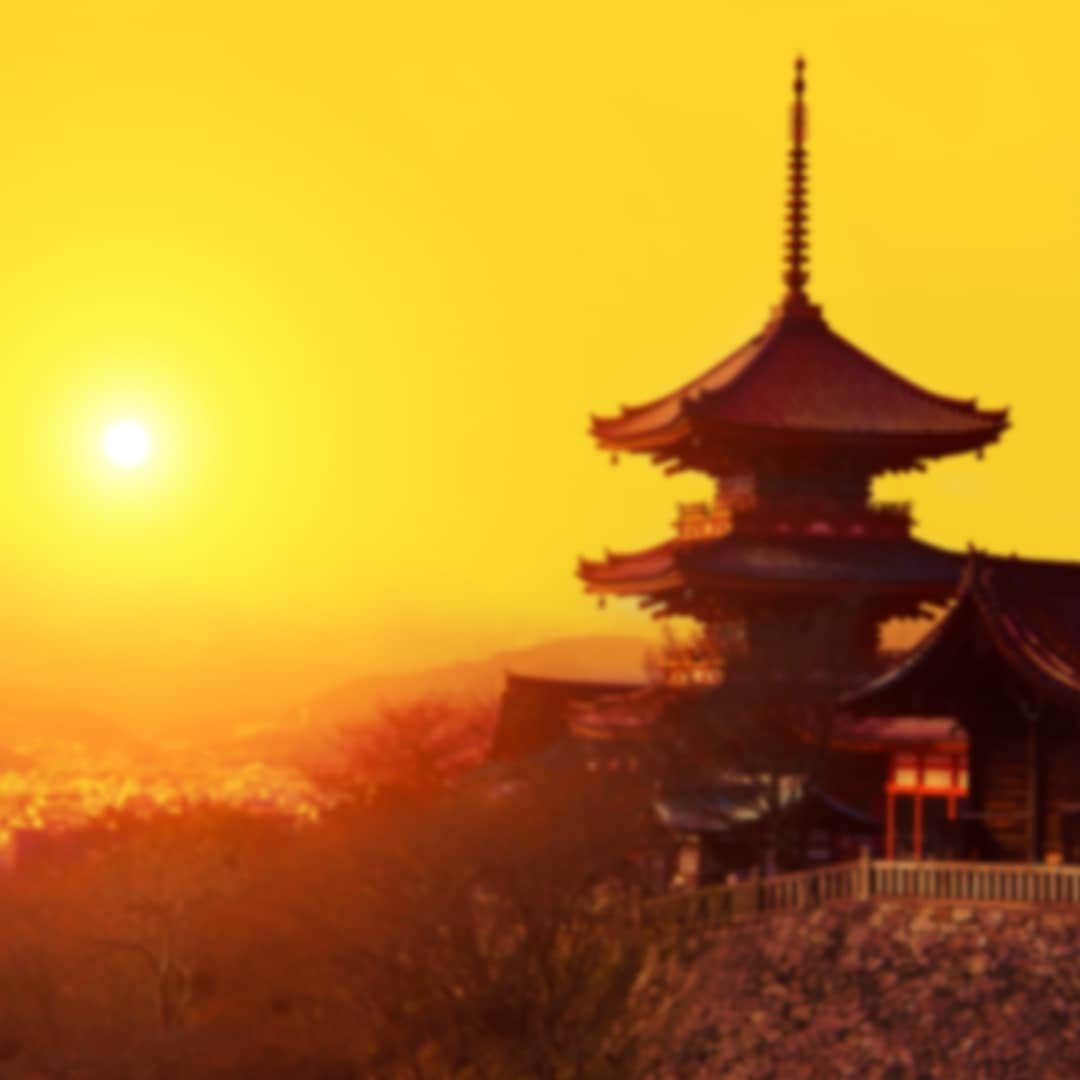 レンズアップルさんのインスタグラム写真 - (レンズアップルInstagram)「.⁣ 🌇人気の夕日スポットをご紹介🌇⁣ ⁣ 京都の絶景夕日スポットの一つ、清水寺の『西門（さいもん）』。⁣ ⁣ 暮れの午後、ゆっくりと日が傾き、西門と三重塔が⁣ 橙色に輝いていく姿は鳥肌が立つほどの美しさです。⁣ ⁣ ⁣ 📌京都府⁣ 住所：京都府京都市東山区清水⁣ ⁣ #京都 #清水寺 #三重塔 #夕日 #絶景 #観光スポット #京都旅行 #京都の秋 #秋の夕暮れ #レンズ越しの私の世界 #旅行好きな人と繋がりたい #国内旅行 #秋旅行 #秋旅 #旅が好きな人と繋がりたい #そうだ京都行こう #パレンテ #レンズアップル #WAVE #コンタクトレンズ #コンタクト #コンタクトデビュー #カラコン #カラコンレポ #レンズアップル大宮店 #レンズアップル千葉店 #旅行 #旅したくなるフォト #旅好きな人と繋がりたい #旅に出たい」11月13日 14時57分 - lensapple