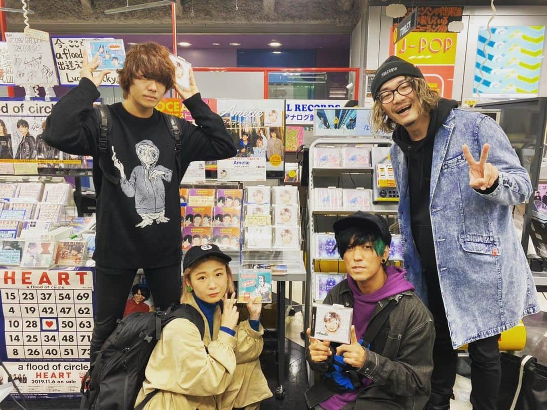 Amelieのインスタグラム：「今日は2nd mini album 「アイデンティティ」リリース日になります‼️ 皆さんもう買って聴いてくれましたか？！😌 さっそくお店周りに行って参りました🏃‍♂️ まずはタワーレコード池袋店へご挨拶😌  #Amelie #アイデンティティ #タワレコ池袋」