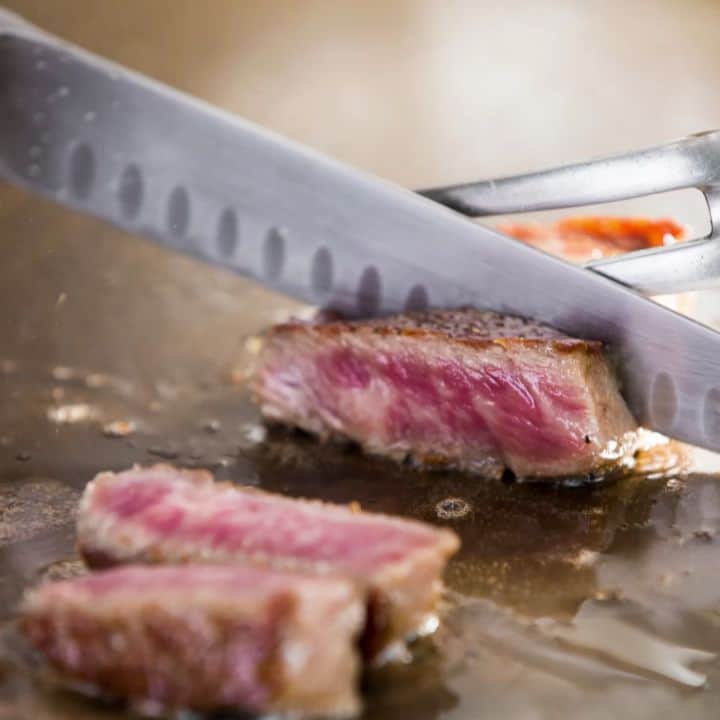 のインスタグラム：「いつもよりちょっと贅沢なランチを楽しむ鉄板焼き。肉や野菜を目の前で焼き上げる音・香りも、おいしさを演出するスパイスになります。 . #ステーキ #肉好き #肉祭り #牛肉 #ビーフステーキ #鉄板焼 #ビール #肉料理 #肉好きな人と繋がりたい #鉄板焼きランチ #ランチ #肉ランチ #肉食系女子 #肉スタグラム #牛ステーキ #steak #焼肉 #グルメ #飯テロ #花かづら #ランチ巡り #三浦半島いいところ #三崎 #三浦海岸 #三浦市 #マホロバマインズ #maholovaminds #マホロバマインズ三浦 #マホロバ #三浦半島」