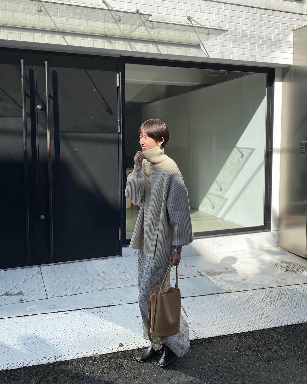 松本恵奈さんのインスタグラム写真 - (松本恵奈Instagram)「今日の私服♡発売したばかりのSIDE SLIT KNIT初おろし♡ワンピースの上からバサッと着てるよ◎色んな着回しできるからかなりオススメ👌🏻BAGはCLANE PETALだよ。残りわずかとなってます◎ #clane」11月13日 15時31分 - ena1123