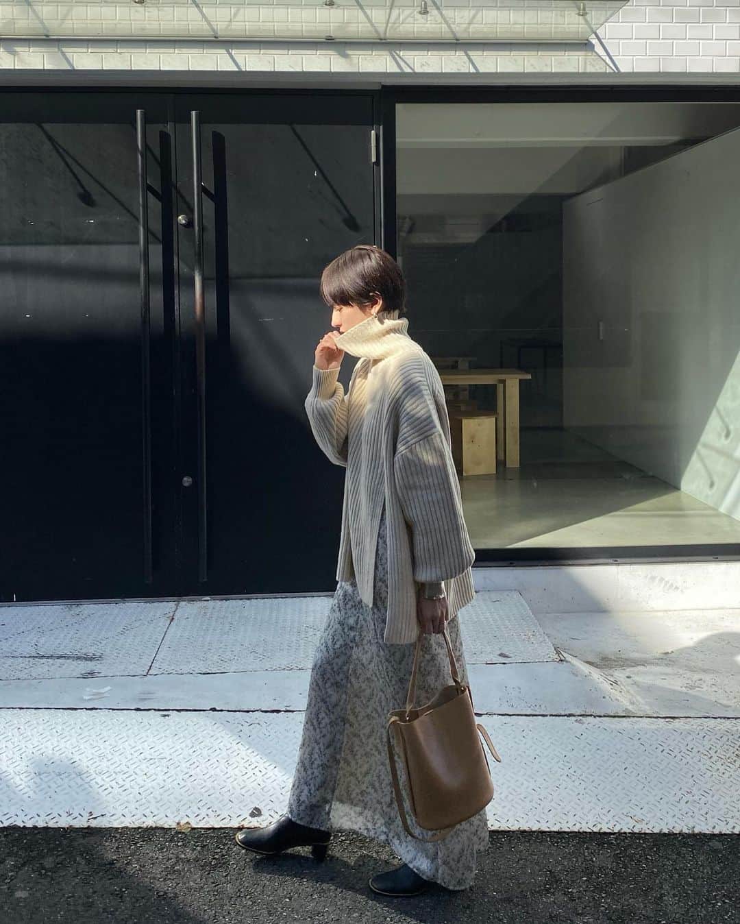 松本恵奈さんのインスタグラム写真 - (松本恵奈Instagram)「今日の私服♡発売したばかりのSIDE SLIT KNIT初おろし♡ワンピースの上からバサッと着てるよ◎色んな着回しできるからかなりオススメ👌🏻BAGはCLANE PETALだよ。残りわずかとなってます◎ #clane」11月13日 15時31分 - ena1123