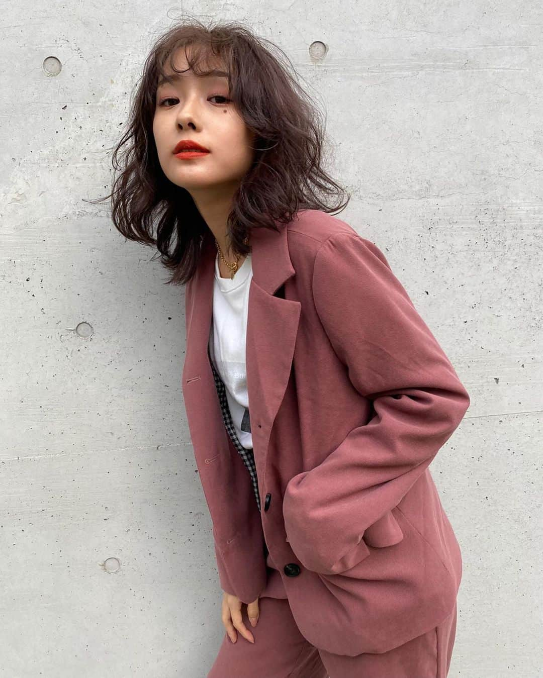 前田希美（まえのん）さんのインスタグラム写真 - (前田希美（まえのん）Instagram)「SHIMAさんに行ってきました。 今回も前回と同じ #スモーキーブラウン  色落ちしても綺麗なカラーで☺︎ (二枚目以降はフィルターなしなので 色味参考になりますように‪‪❤︎‬) 今SHIMAでこのカラー大人気みたいです。 のんてぃーずの子も たくさん真似してくれてると聞いて 嬉しい気持ちになりました。  今日は珍しくふわふわに 巻いていただきました。 なんかそんな気分。  伊藤さんは本当にのんのよくばりを 全部応えてくれて本当にすごい方です。 いつもありがとうございます。  #SHIMA #shimaharajuku #伊藤恵一  #ヘアスタイル #ヘアアレンジ #ヘアカラー #ヘアセット #カラー #アレンジ #ヘアサロン #髪型  #美容室 #hair #hairstyle #hairmake #hairarrange #haircolor」11月13日 15時25分 - maeda_nozomi