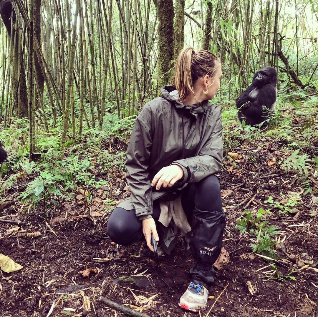 マリア・シャラポワのインスタグラム：「Rwanda🇷🇼!! Silverback 🦍’s!! We have fallen in love with your country. Truly! ☺️ Early morning treks to locate the gorillas, getting caught in a rainforest downpour, witnessing a silverback big daddy of all big daddies walk right past us without a care in the world ( thankfully!!) 😅..so special!!」