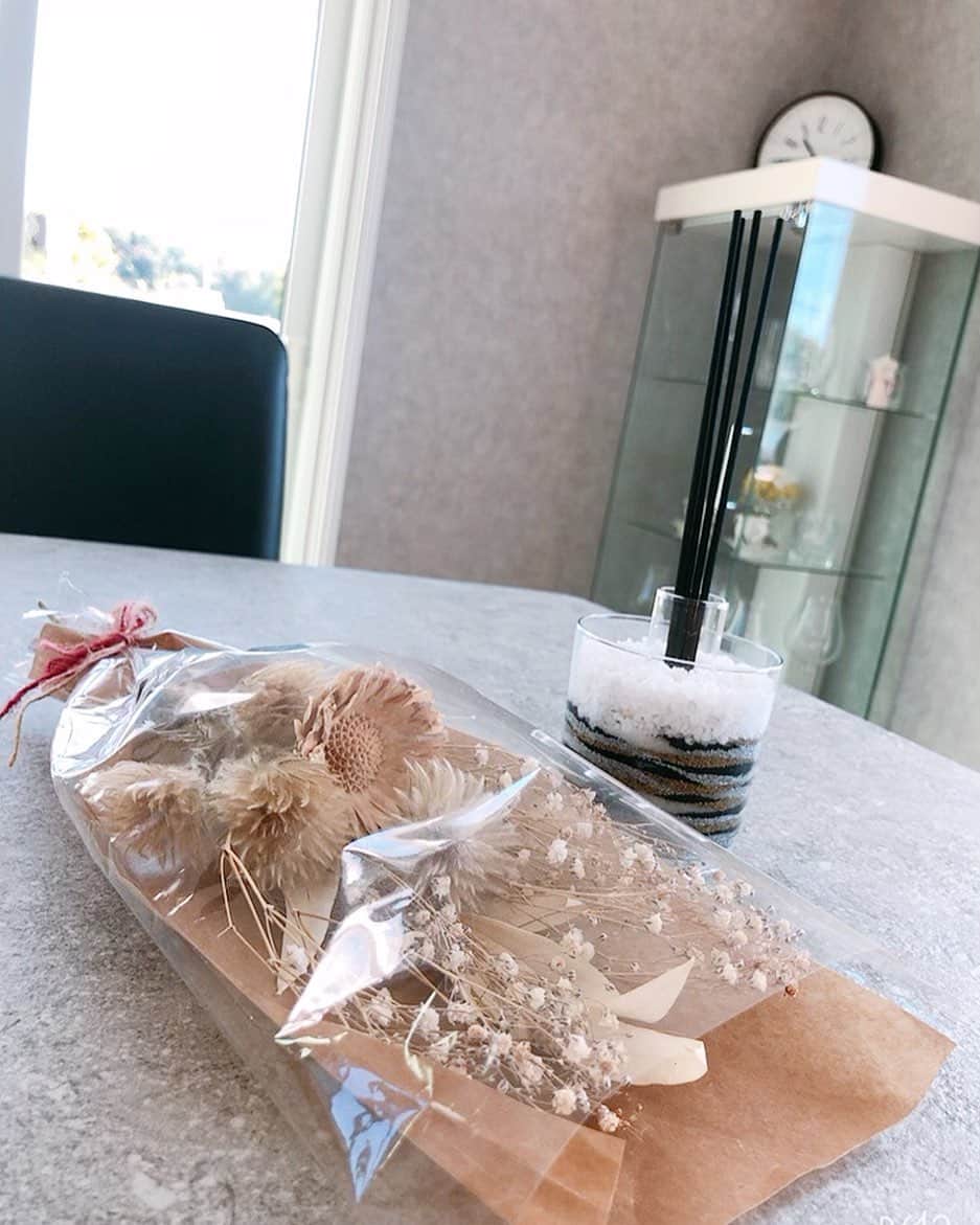 田中涼子のインスタグラム：「おうちに合うかなと思ってと プレゼントしてくれました♡ すごいすごい！初めて来てくれたのにピッタリ♡ どこに飾ろうかなー!  子ども達と遊んでくれてたパパが 女子って凄い！何時間も話が尽きないって本当なんだな、そりゃあお泊まり会したくなるなと笑ってました🤣  #スワッグ #アロマディフューザー  #習いに行きたい#ママ友会」