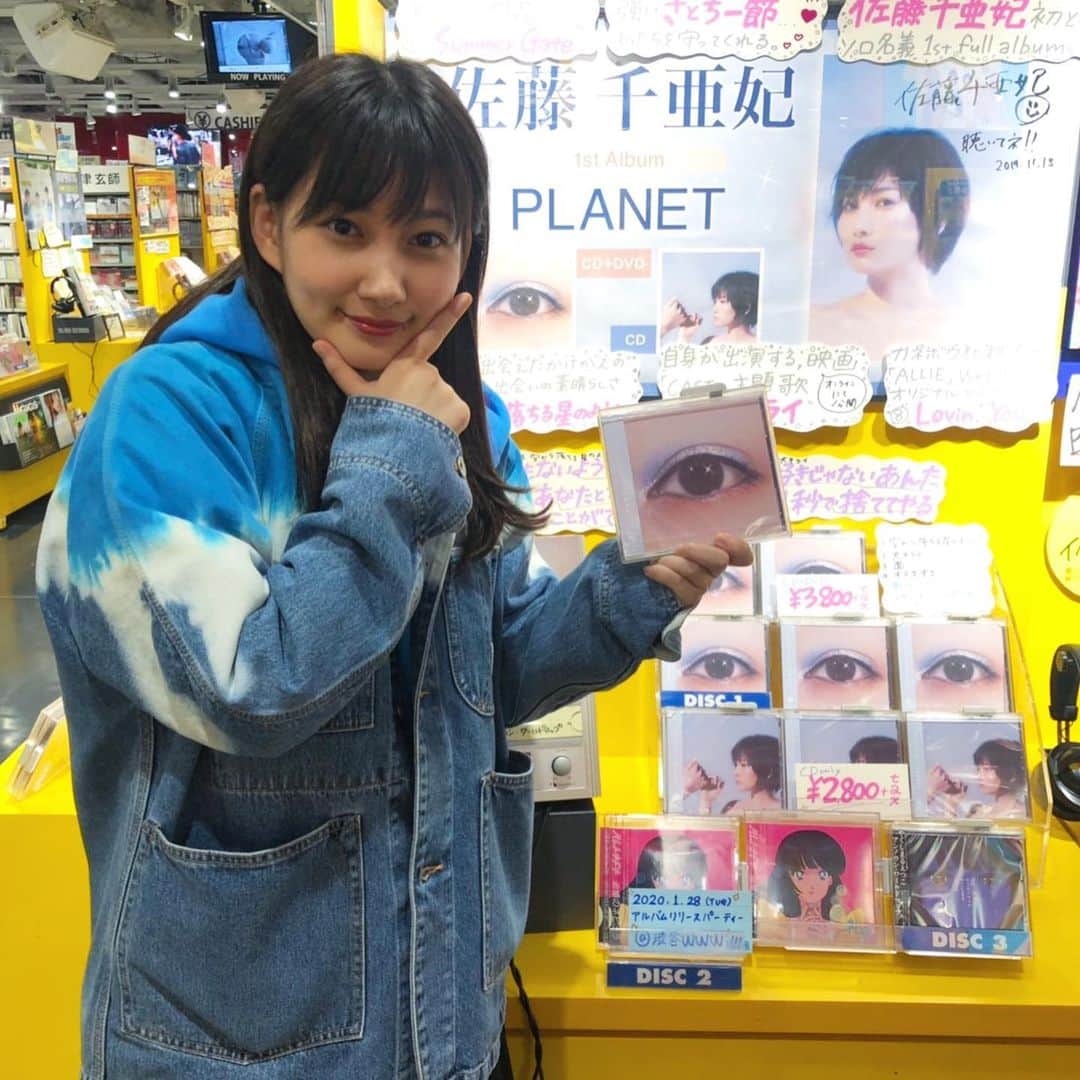 佐藤千亜妃さんのインスタグラム写真 - (佐藤千亜妃Instagram)「"PLANET"発売日ということで、お店周りしてきました💫沢山の人に届いて欲しいアルバムです！DVDのライブ映像も是非チェックしてね✌️😎」11月13日 15時47分 - chiaki_sato0920